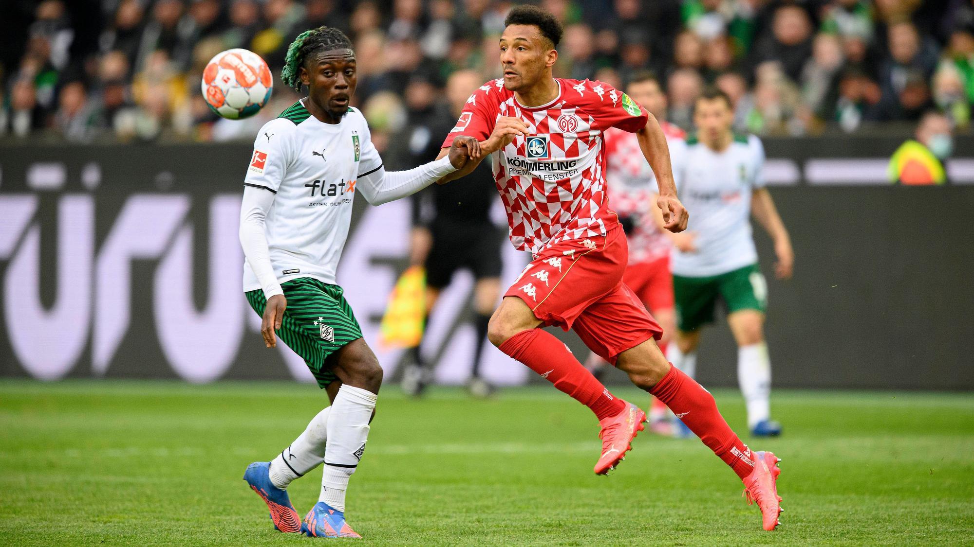 Gladbachs Manu Koné (l.) im Zweikampf mit dem Mainzer Karim Onisiwo (r.). Das Foto stammt vom letzten Aufeinandertreffen von Borussia Mönchengladbach und Mainz 05 am 3. April 2022 im Borussia-Park.
