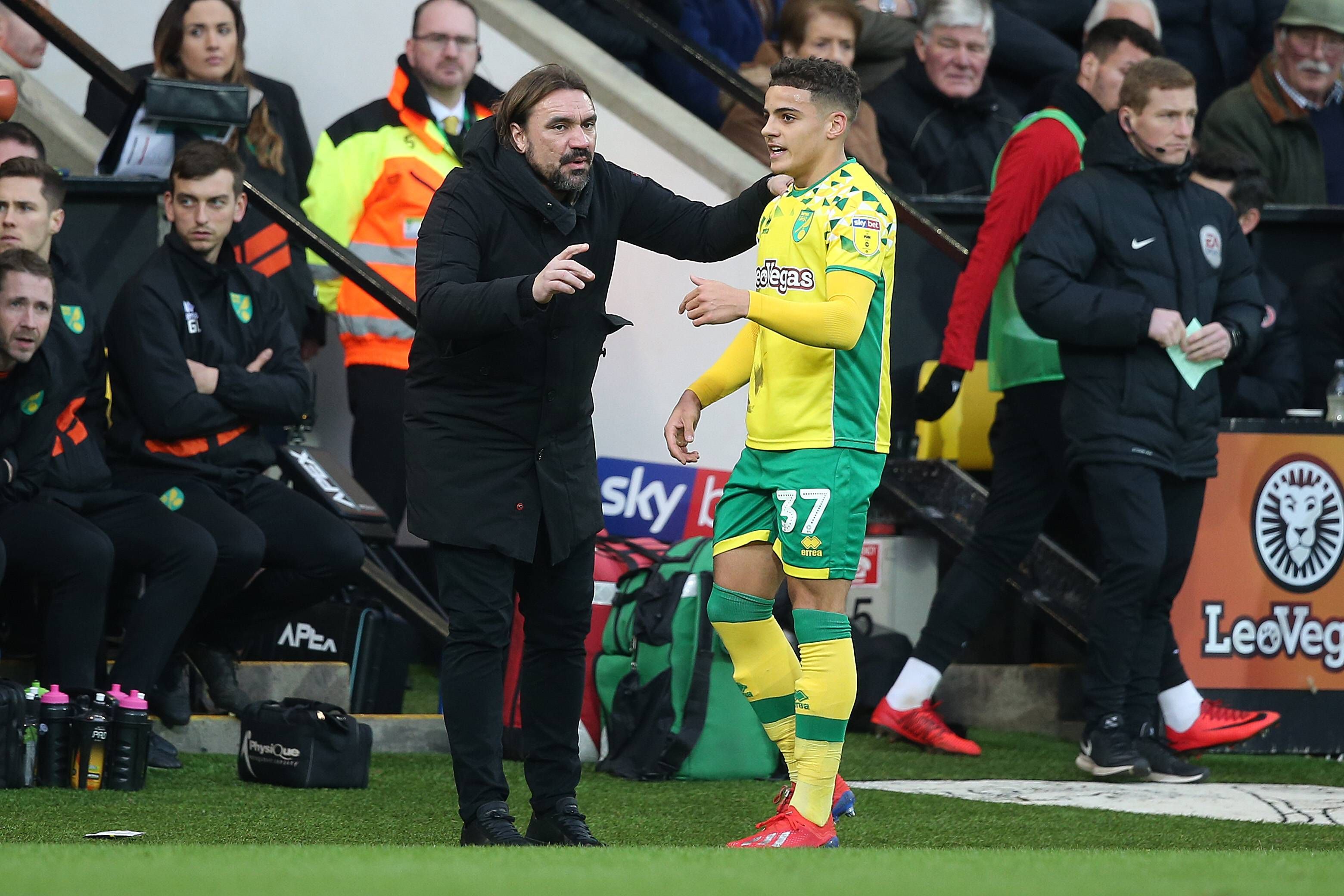 Daniel Farke (l.), damals noch Trainer von Norwich City, gibt Max Aarons am 26. Januar 2019 im Spiel gegen Sheffield United Anweisungen. Nun könnte es bei Borussia Mönchengladbach zu einem erneuten Zusammentreffen kommen.