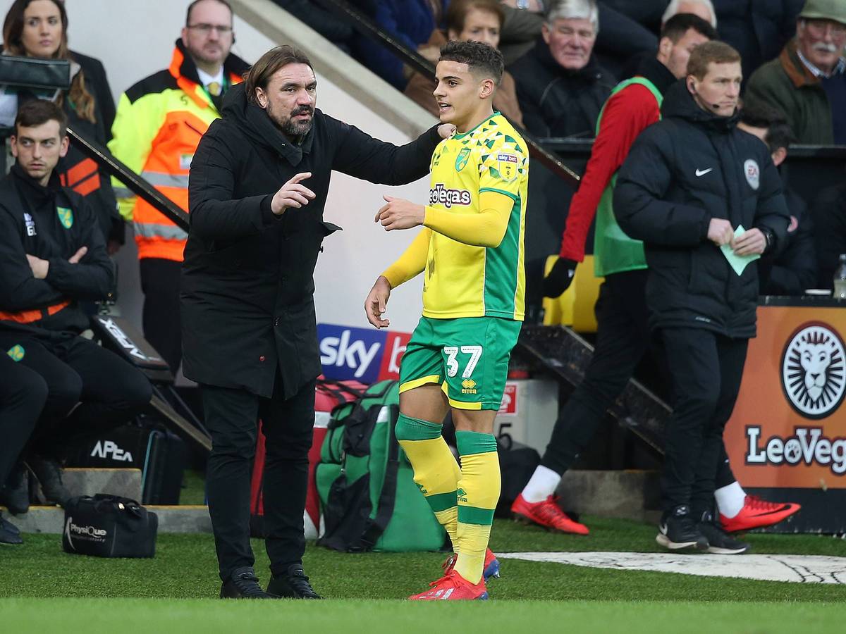 Daniel Farke (l.), damals noch Trainer von Norwich City, gibt Max Aarons am 26. Januar 2019 im Spiel gegen Sheffield United Anweisungen. Nun könnte es bei Borussia Mönchengladbach zu einem erneuten Zusammentreffen kommen.
