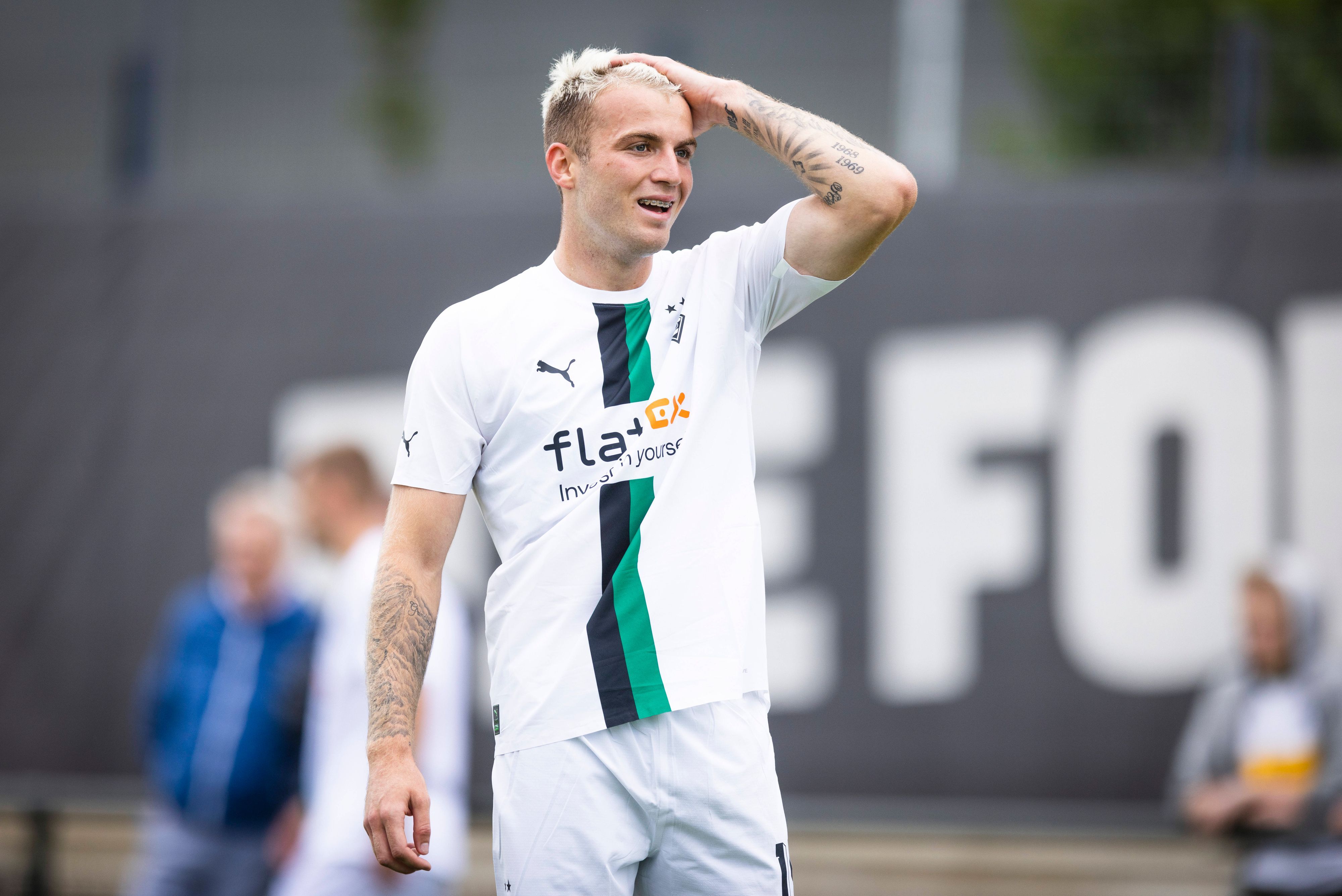 Gladbach-Verteidiger Jordan Louis Beyer ist am Donnerstag (1. September 2022) zum englischen Zweitligisten FC Burnley gewechselt. Dieses Foto zeigt Beyer am 26. Juni. Er fasst sich an den Kopf.