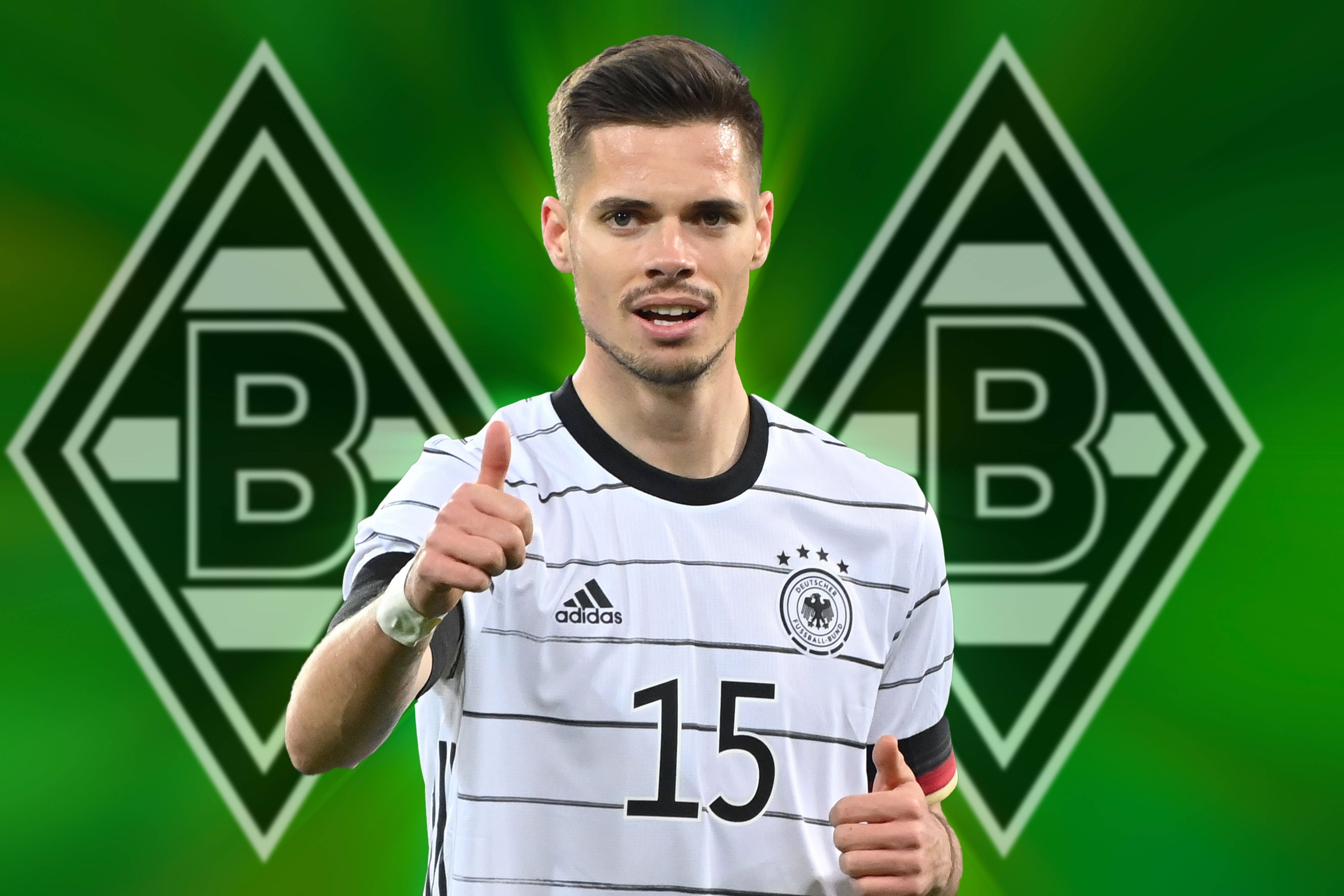 Fotomontage mit Julian Weigl. Das Foto zeigt ihn am 26. März 2022 im Trikot der deutschen Nationalmannschaft beim Spiel gegen Israel. Weigl hebt den rechten Daumen. Im Hintergrund ist zweimal das Logo von Borussia Mönchengladbach zu sehen.