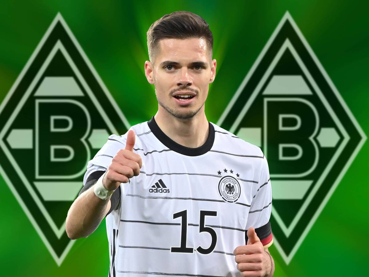 Fotomontage mit Julian Weigl. Das Foto zeigt ihn am 26. März 2022 im Trikot der deutschen Nationalmannschaft beim Spiel gegen Israel. Weigl hebt den rechten Daumen. Im Hintergrund ist zweimal das Logo von Borussia Mönchengladbach zu sehen.