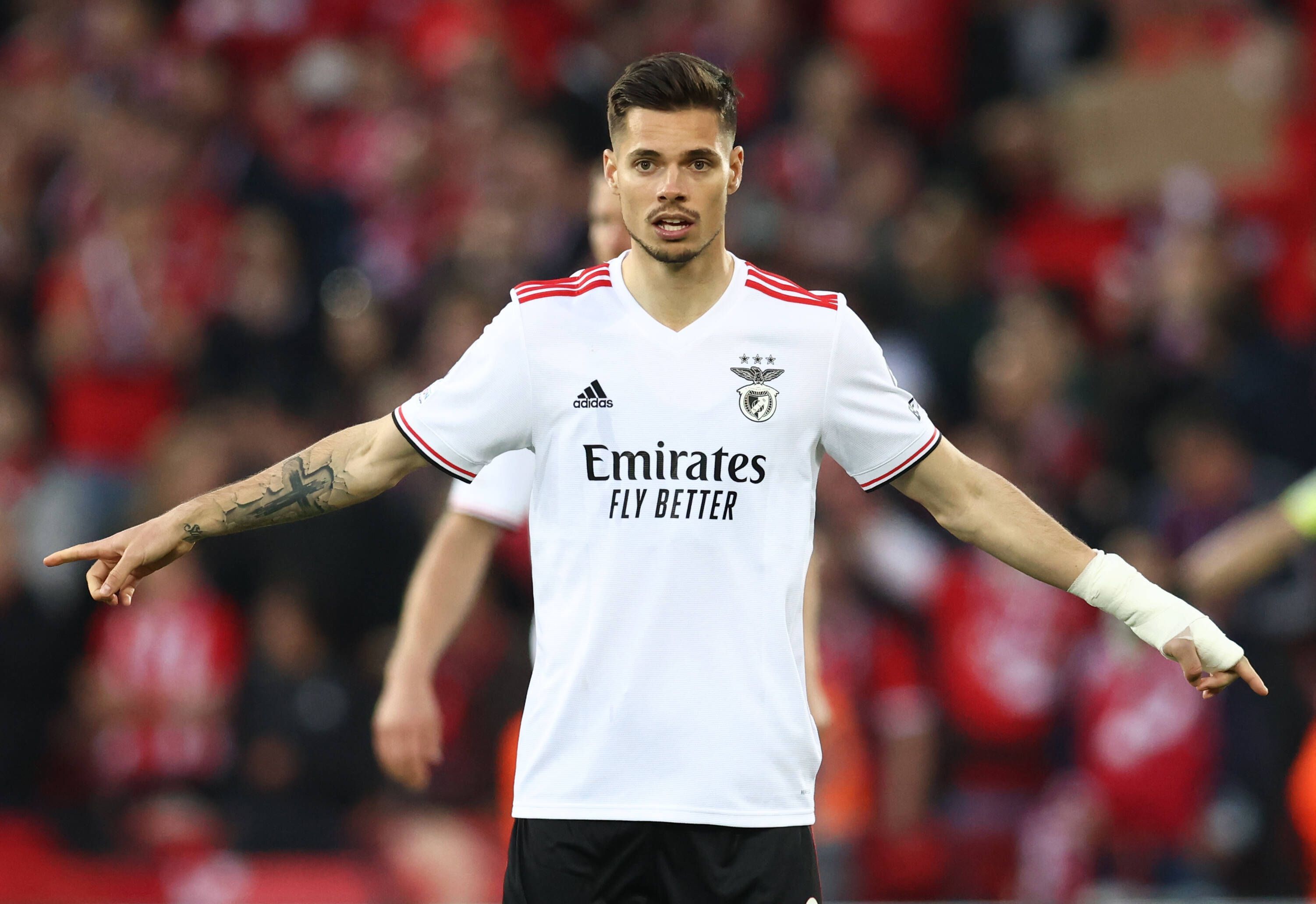 Julian Weigl am 13. April 2022 im Trikot von Benfica Lissabon beim Ausäwrtsspiel gegen den FC Liverpool. Weigl wechselt für ein Jahr auf Leihbasis zu Borussia Mönchengladbach