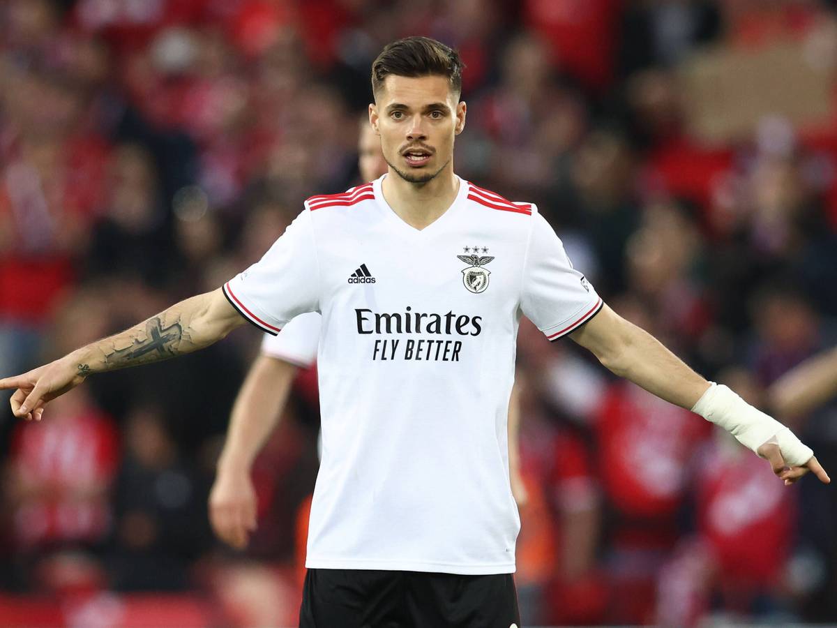 Julian Weigl am 13. April 2022 im Trikot von Benfica Lissabon beim Ausäwrtsspiel gegen den FC Liverpool. Weigl wechselt für ein Jahr auf Leihbasis zu Borussia Mönchengladbach
