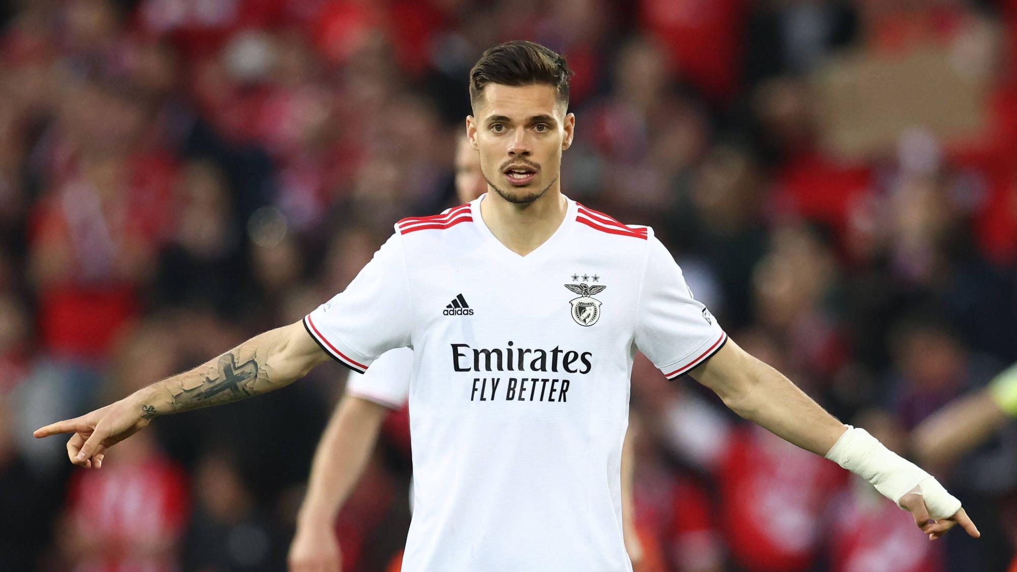 Julian Weigl am 13. April 2022 im Trikot von Benfica Lissabon beim Ausäwrtsspiel gegen den FC Liverpool. Weigl wechselt für ein Jahr auf Leihbasis zu Borussia Mönchengladbach