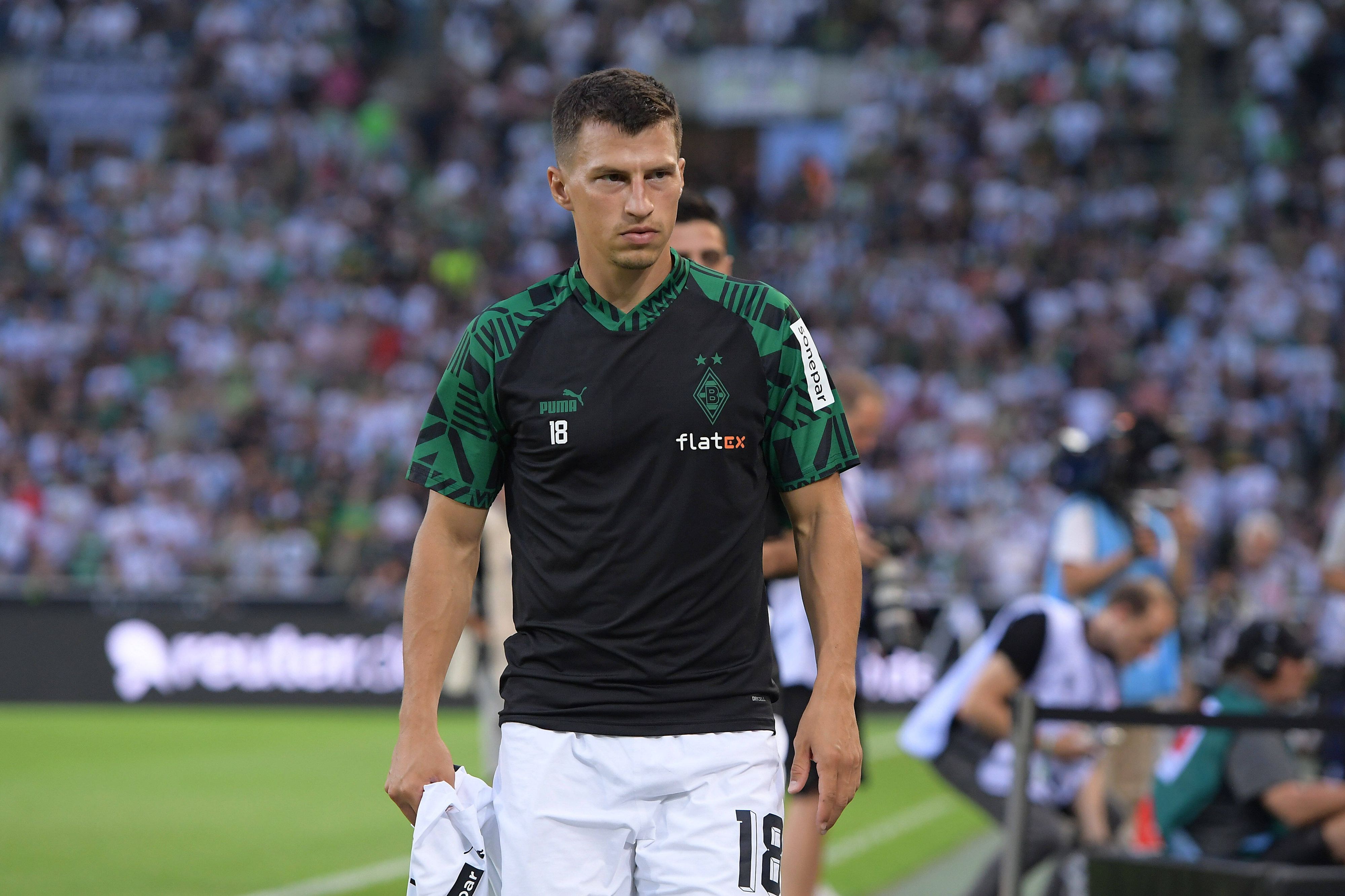Stefan Lainer von Borussia Mönchengladbach am 19. August 2022 vor dem Spiel gegen Hertha BSC auf dem Weg zur Ersatzbank.
