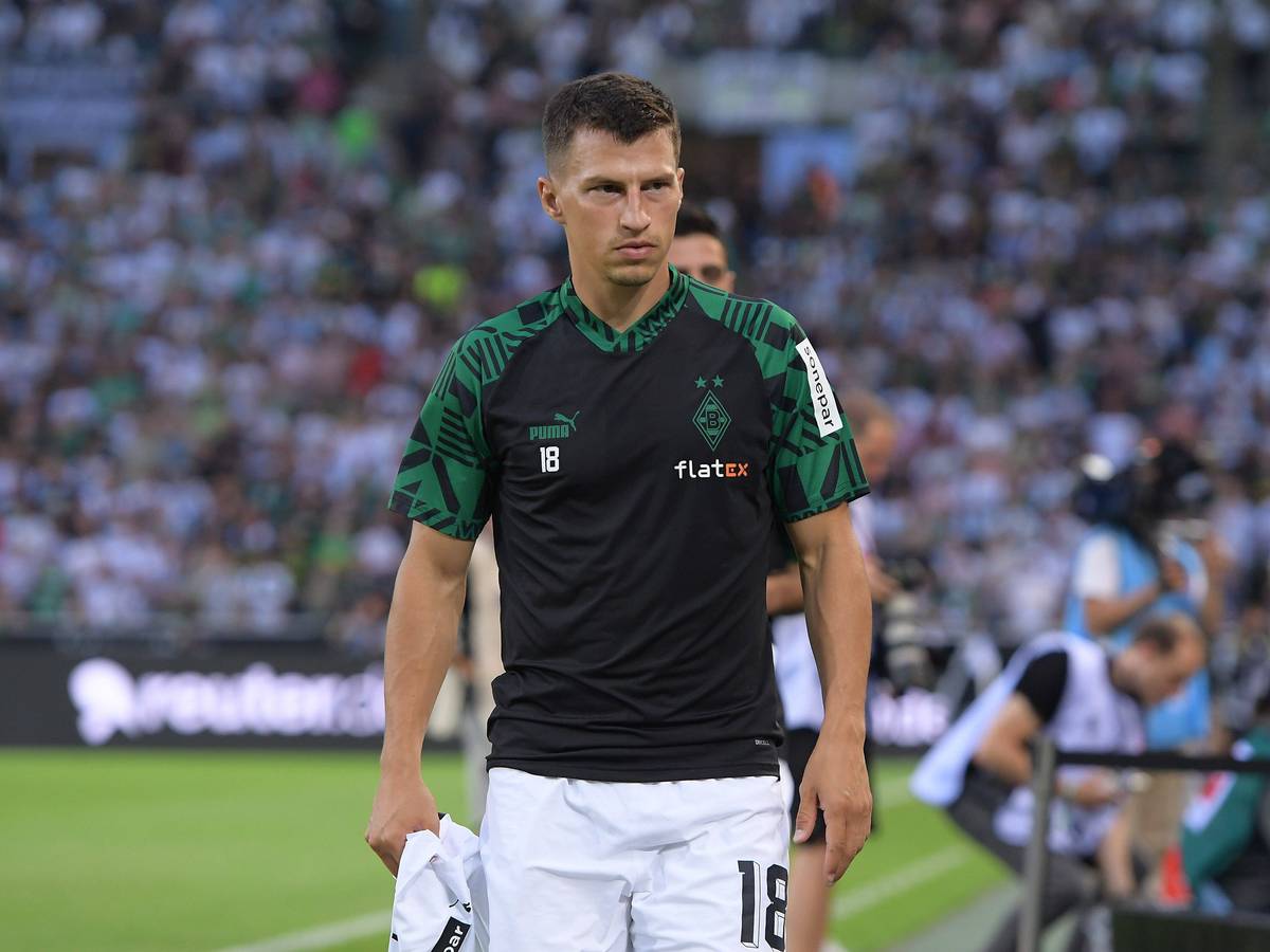 Stefan Lainer von Borussia Mönchengladbach am 19. August 2022 vor dem Spiel gegen Hertha BSC auf dem Weg zur Ersatzbank.