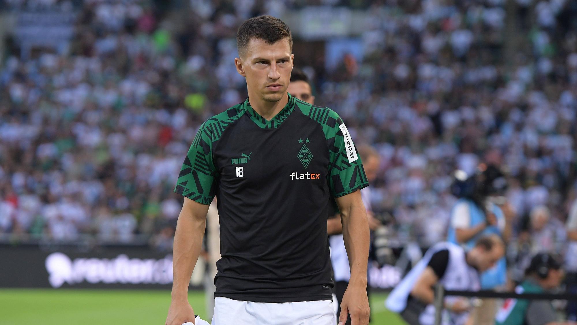Stefan Lainer von Borussia Mönchengladbach am 19. August 2022 vor dem Spiel gegen Hertha BSC auf dem Weg zur Ersatzbank.