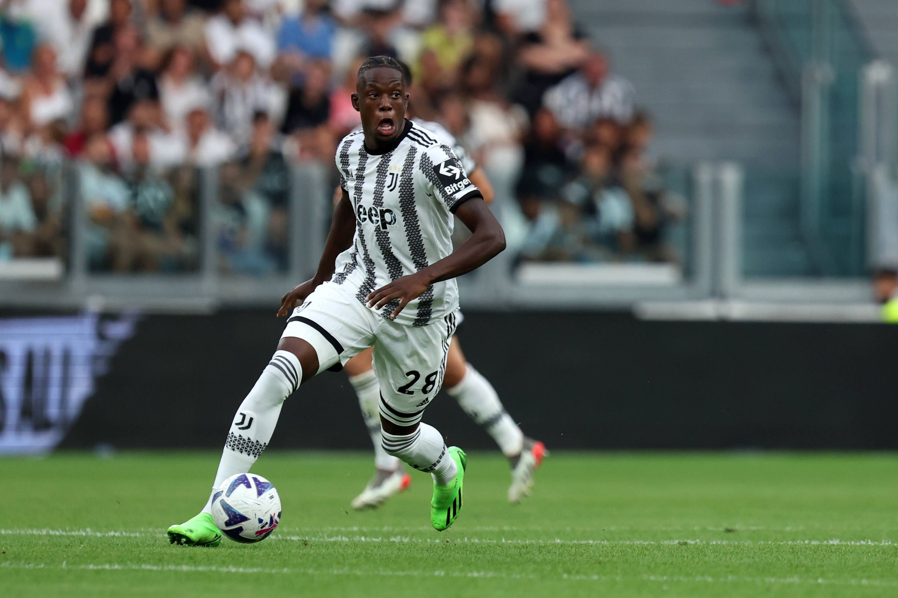 Ex-Gladbach-Profi Denis Zakaria, hier zu sehen am 27. August 2022, während der Partie von Juventus Turin gegen AS Rom. Zakaria hat den Ball am rechten Fuß.
