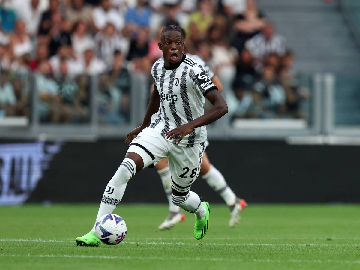 Ex-Gladbach-Profi Denis Zakaria, hier zu sehen am 27. August 2022, während der Partie von Juventus Turin gegen AS Rom. Zakaria hat den Ball am rechten Fuß.