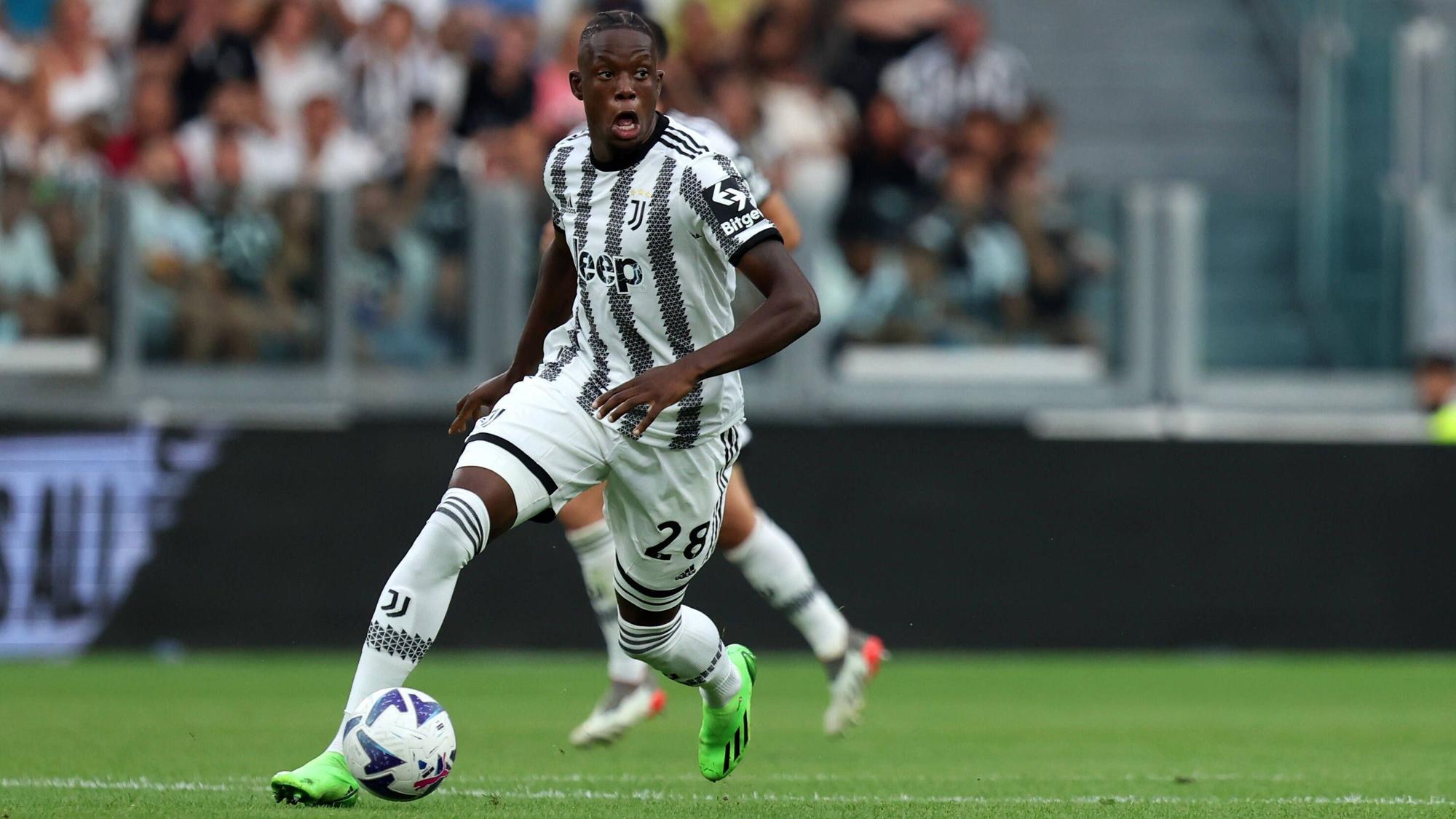 Ex-Gladbach-Profi Denis Zakaria, hier zu sehen am 27. August 2022, während der Partie von Juventus Turin gegen AS Rom. Zakaria hat den Ball am rechten Fuß.