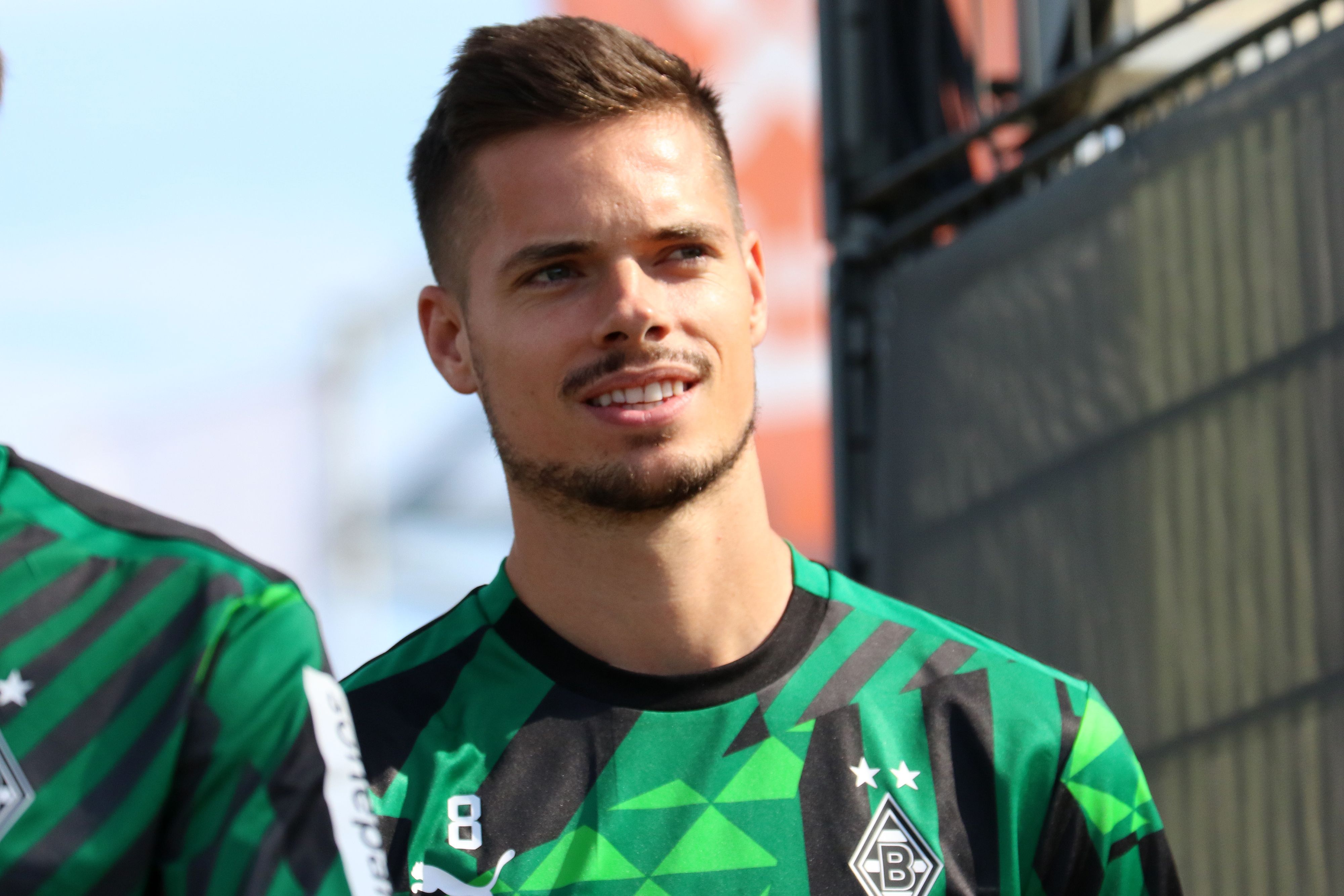 Gladbach-Zugang Julian Weigl, auf diesem Foto ist der Mittelfeldspieler am 2. September 2022 im Borussia-Park zu sehen. Weigl lächelt.