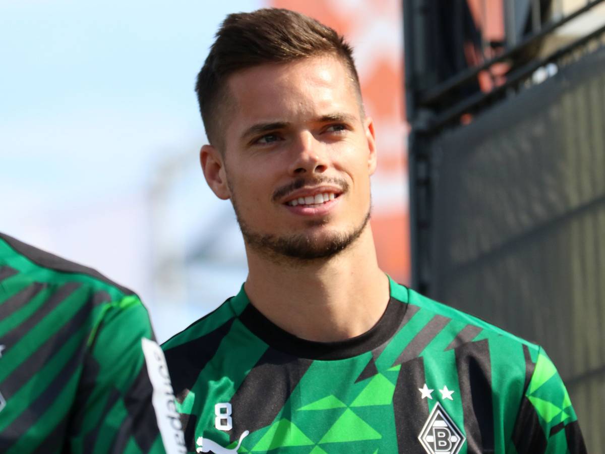 Gladbach-Zugang Julian Weigl, auf diesem Foto ist der Mittelfeldspieler am 2. September 2022 im Borussia-Park zu sehen. Weigl lächelt.