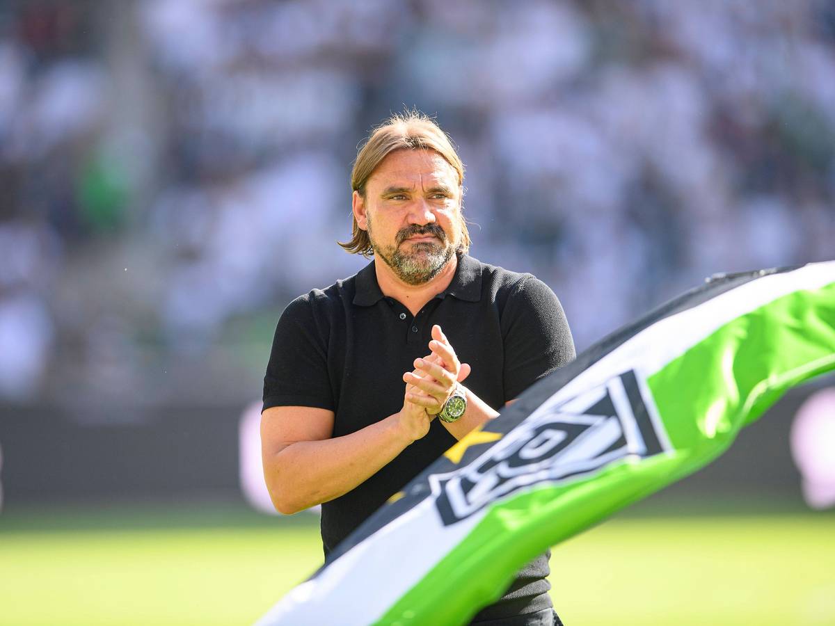 Trainer Daniel Farke bedankt sich nach dem Spiel von Borussia Mönchengladbach gegen die TSG Hoffenheim am 6. August 2022 bei den Fans im Borussia-Park. Farke applaudiert, im Vordergrund ist eine Fahne in den Gladbacher Vereinsfarben zu sehen.