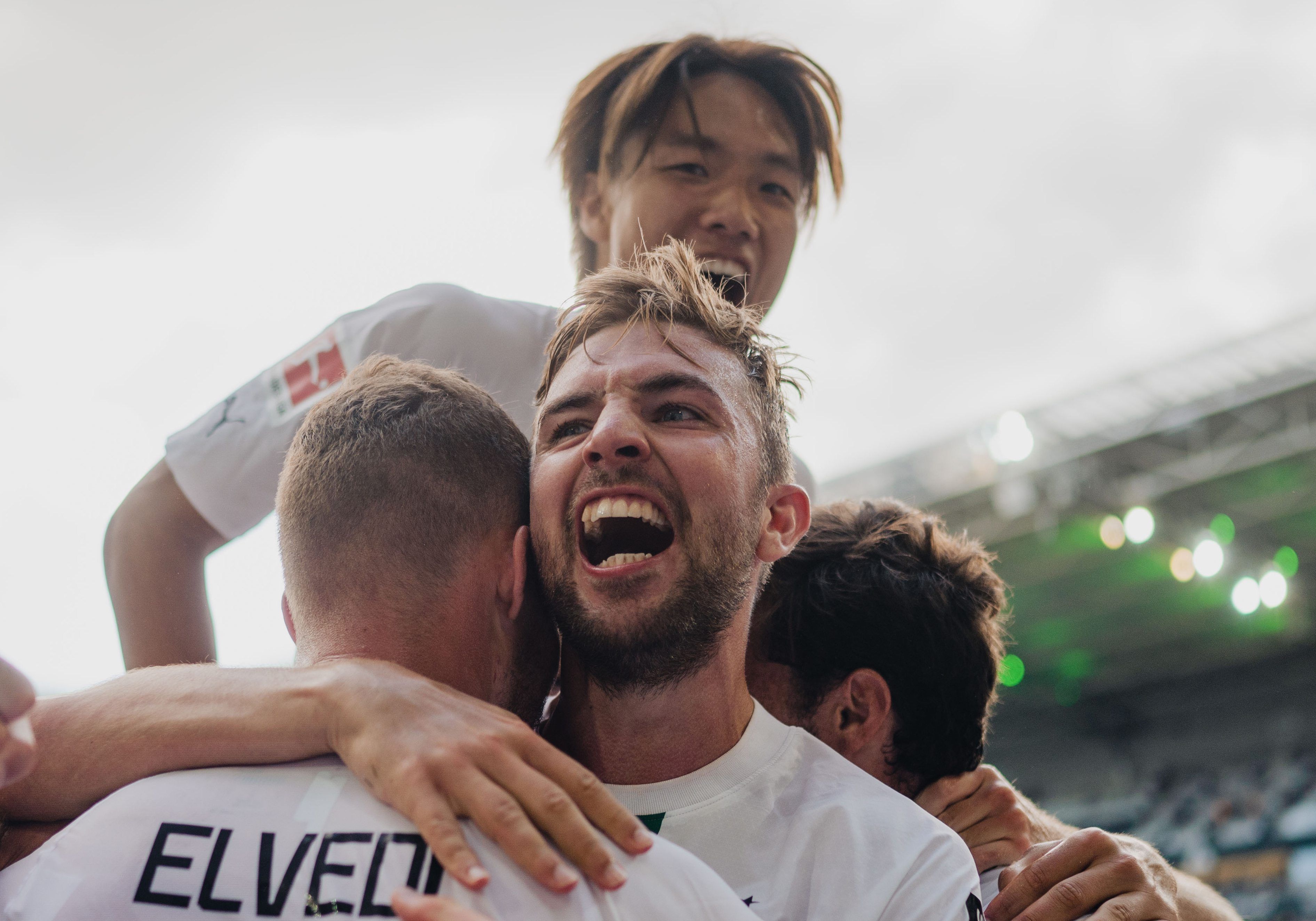 Christoph Kramer (vorne) freut sich in einer Jubeltraube mit Nico Elvedi, Ko Itakura und Florian Neuhaus über den Sieg von Borussia Mönchengladbach am 5. August 2022 gegen die TSG 1899 Hoffenheim.