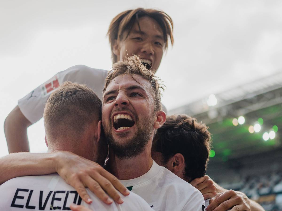 Christoph Kramer (vorne) freut sich in einer Jubeltraube mit Nico Elvedi, Ko Itakura und Florian Neuhaus über den Sieg von Borussia Mönchengladbach am 5. August 2022 gegen die TSG 1899 Hoffenheim.
