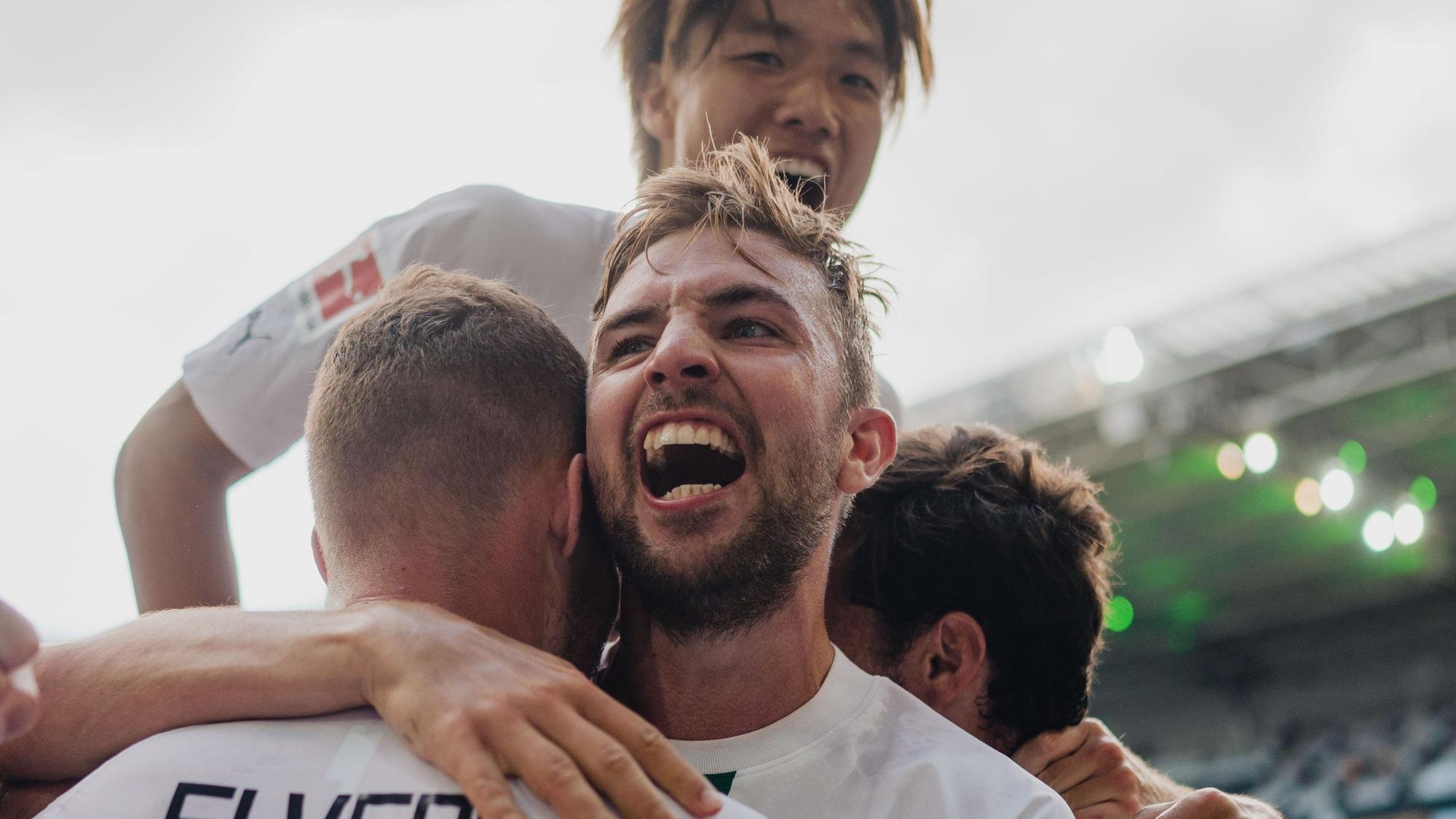 Christoph Kramer (vorne) freut sich in einer Jubeltraube mit Nico Elvedi, Ko Itakura und Florian Neuhaus über den Sieg von Borussia Mönchengladbach am 5. August 2022 gegen die TSG 1899 Hoffenheim.