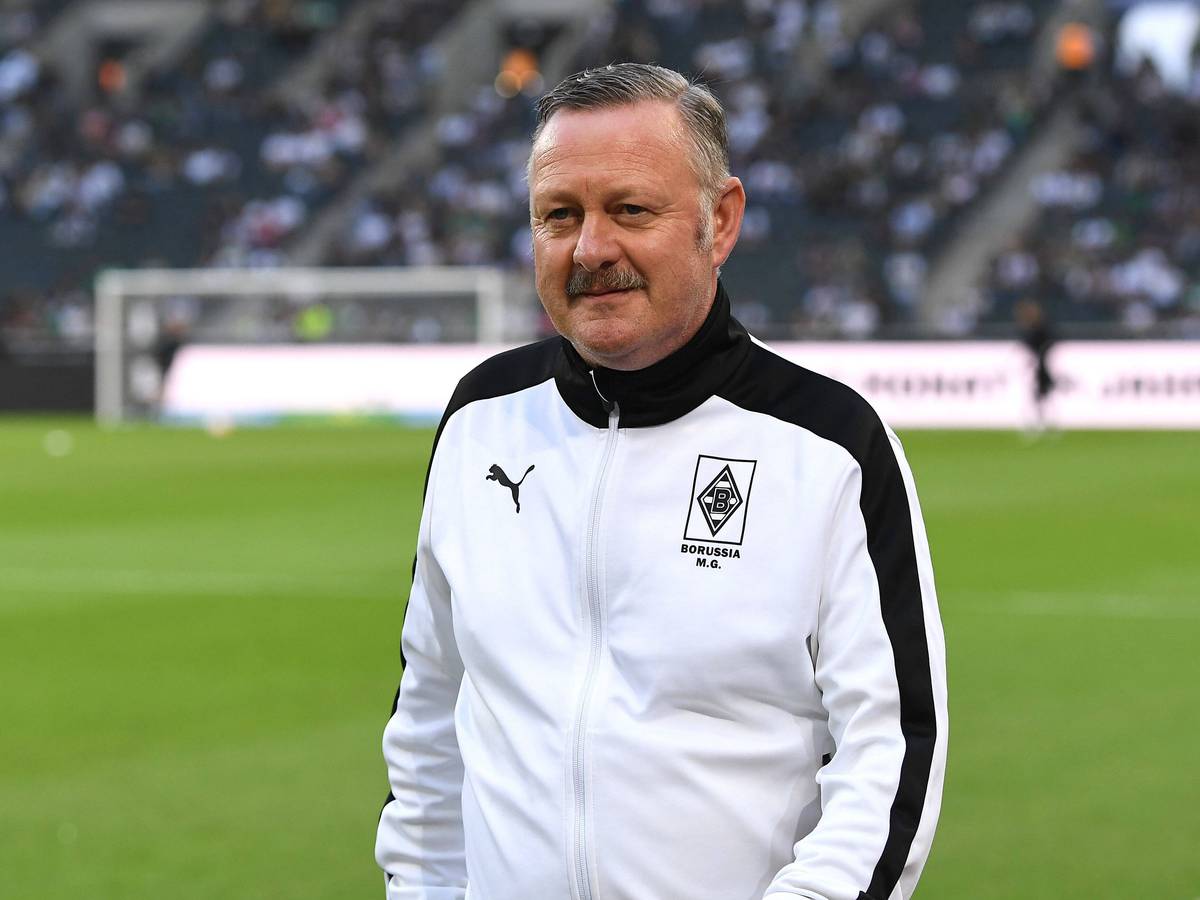 Gladbach-Manager Roland Virkus, hier am 19. August 2022 im Borussia-Park vor der Bundesliga-Partie der Fohlen-Elf gegen Hertha BSC zu sehen. Virkus trägt eine weiß-schwarze Trainingsjacke von Puma mit Borussia-Logo.