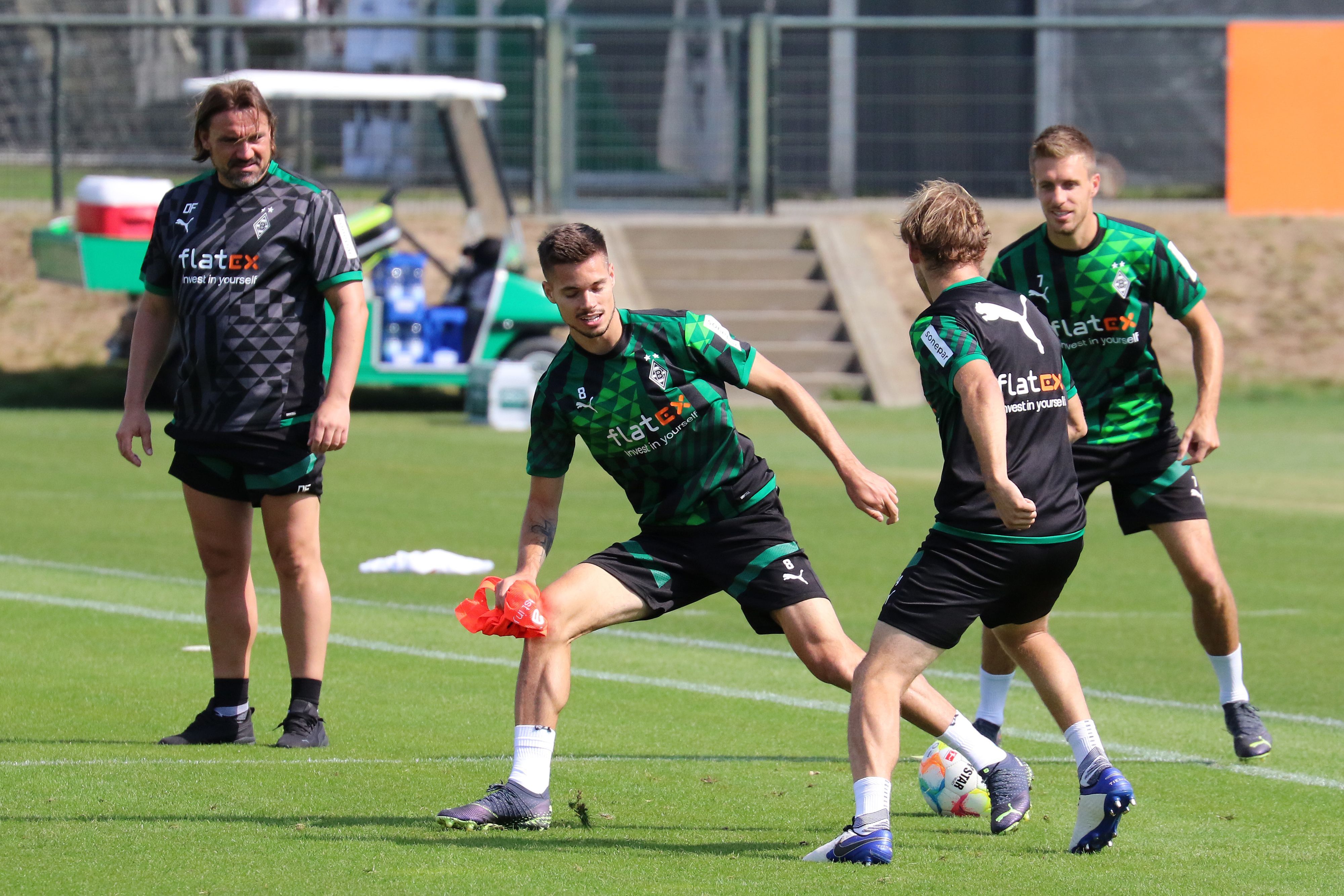 Julian Weigl (M.) im Training von Borussia Mönchengladbach am 2. September 2022 im Zweikampf mit Tony Jantschke. Im Hintergrund schauen Patrick Herrmann und Trainer Daniel Farke zu.