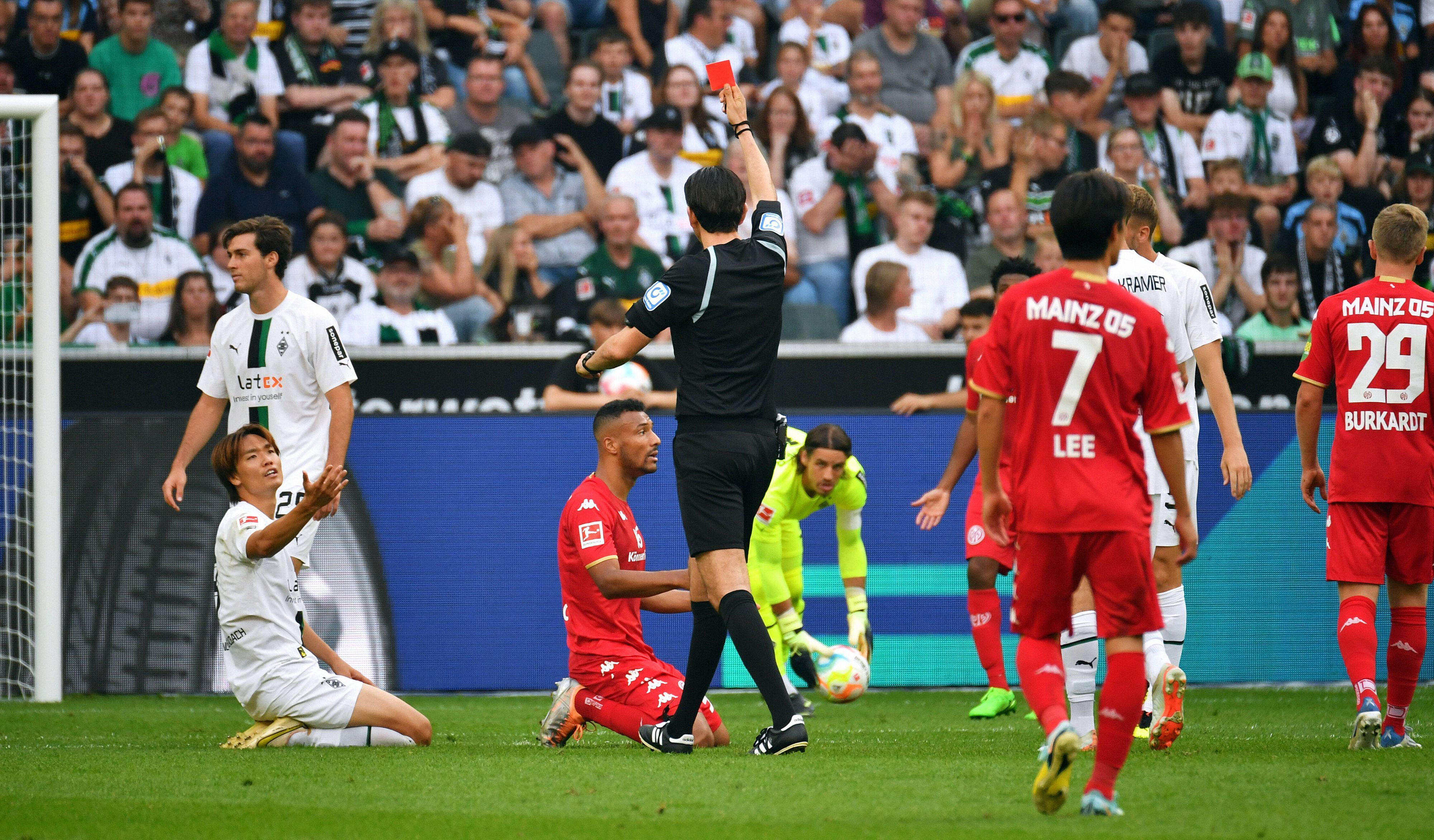 Ko Itakura, Abwehrspieler von Borussia Mönchengladbach, sah in der 53. Minute im Spiel gegen Mainz 05 am Sonntag (4. September 2022) die Rote Karte.