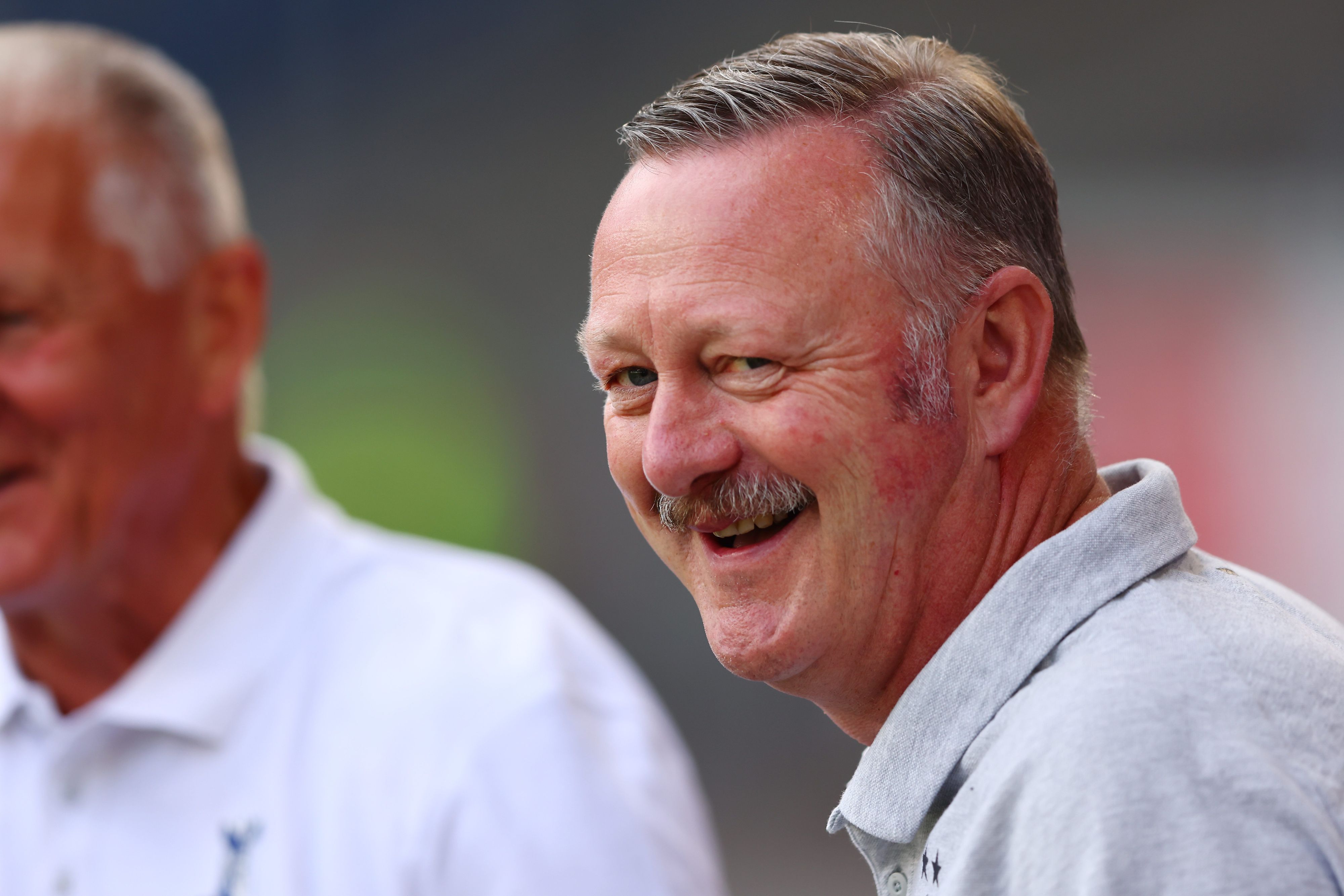 Roland Virkus, Manager von Borussia Mönchengladbach, lacht beim Freundschaftsspiel gegen den MSV Duisburg am 17. Juli 2022.