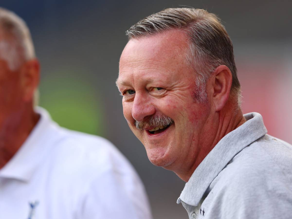 Roland Virkus, Manager von Borussia Mönchengladbach, lacht beim Freundschaftsspiel gegen den MSV Duisburg am 17. Juli 2022.