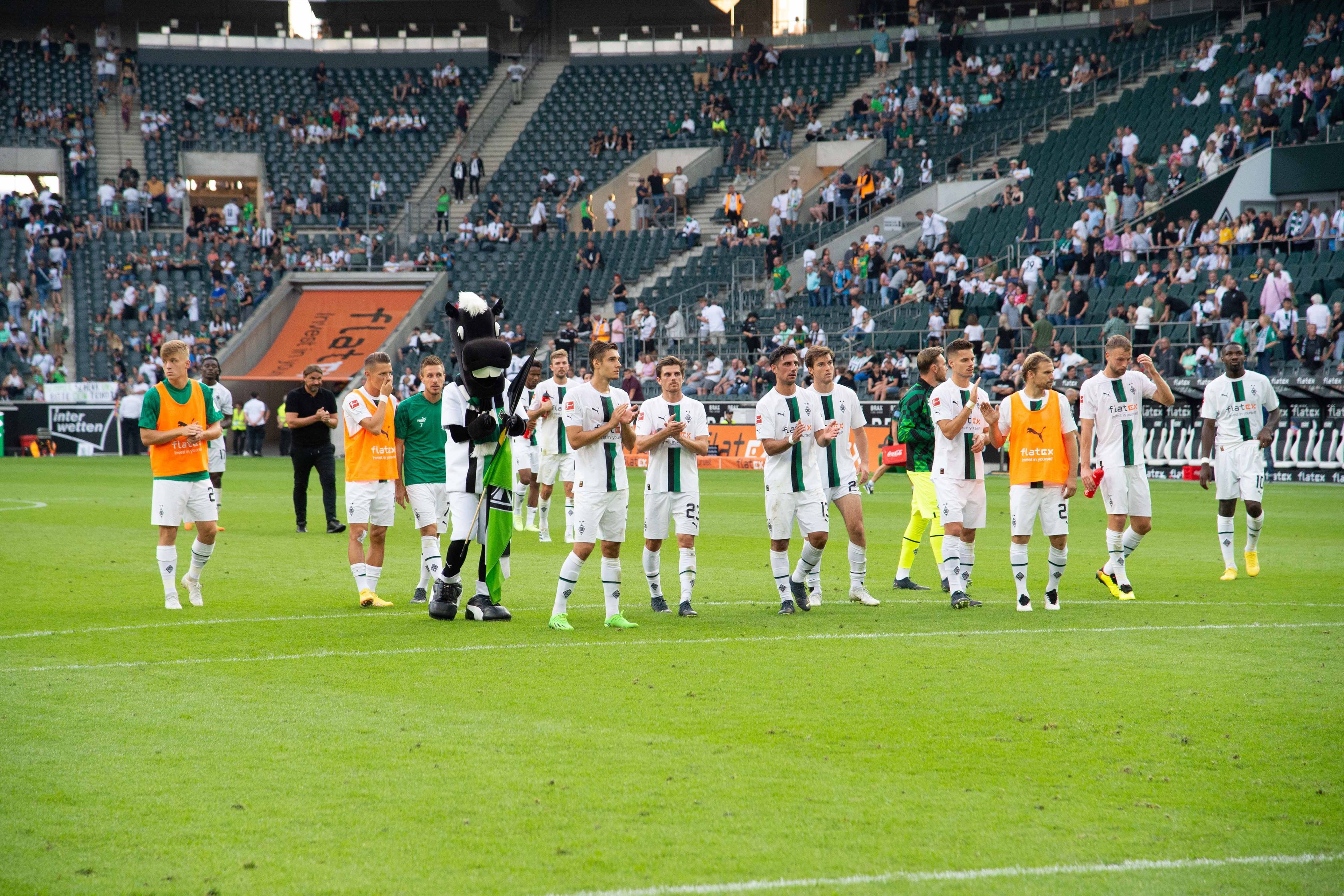 Die Spieler von Borussia Mönchengladbach bedanken sich nach der Heimniederlage gegen Mainz 05 am 4. September 2022 bei den Fans für die Untersützung.