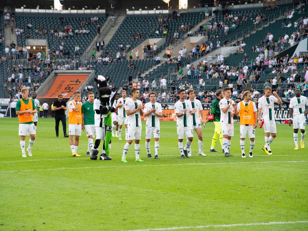 Die Spieler von Borussia Mönchengladbach bedanken sich nach der Heimniederlage gegen Mainz 05 am 4. September 2022 bei den Fans für die Untersützung.