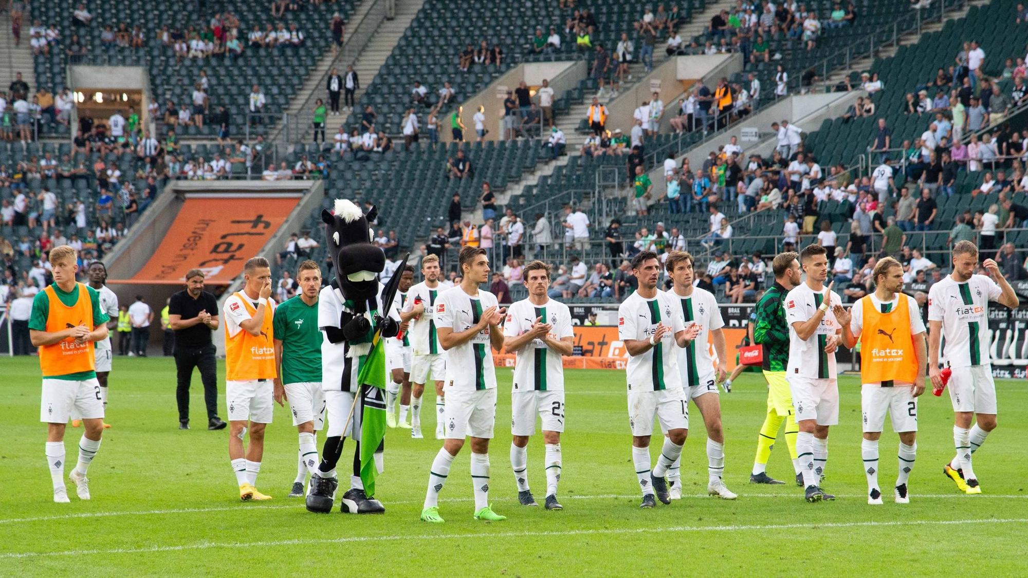 Die Spieler von Borussia Mönchengladbach bedanken sich nach der Heimniederlage gegen Mainz 05 am 4. September 2022 bei den Fans für die Untersützung.