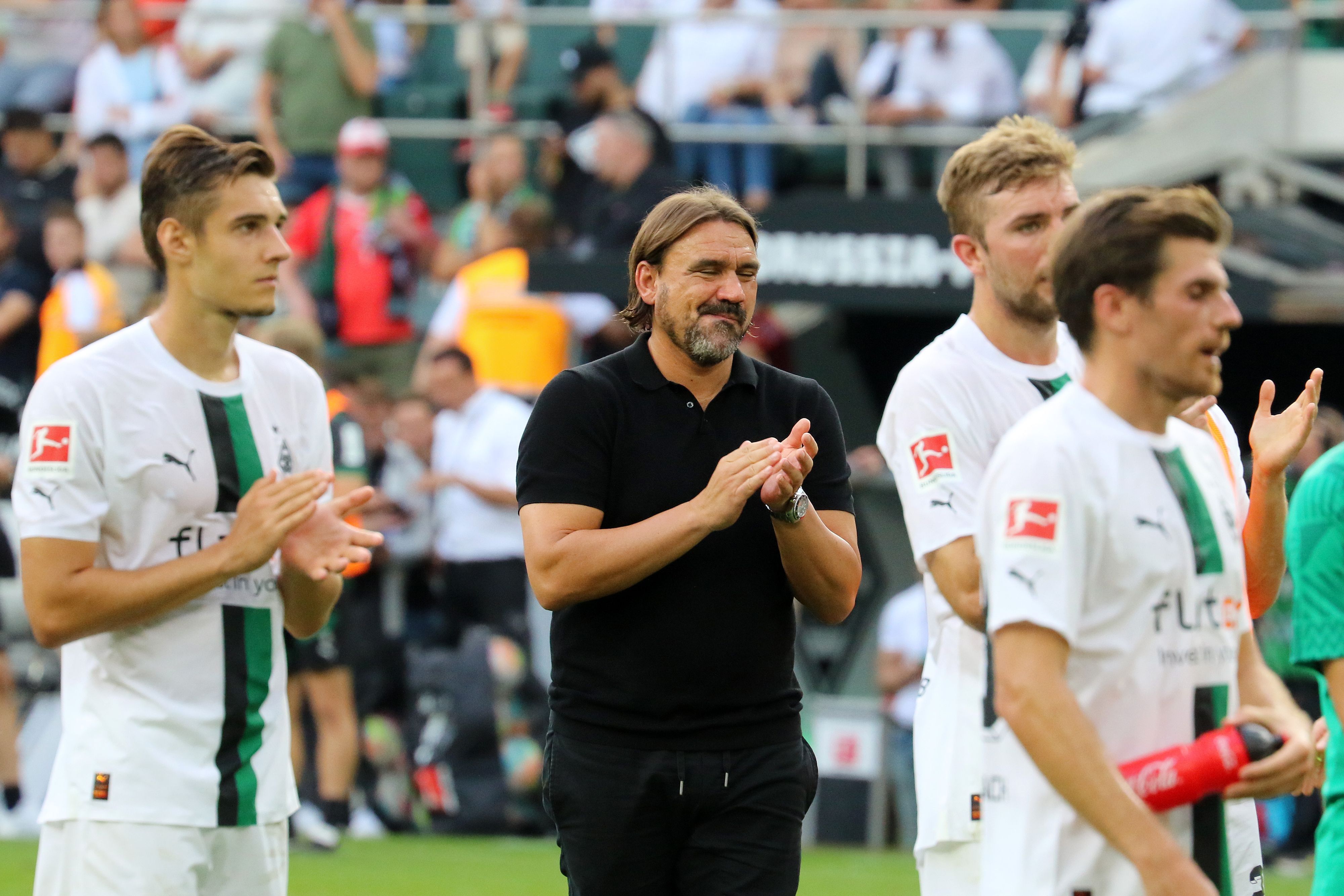 Trainer Daniel Farke von Borussia Mönchengladbach (M.) bedankt sich nach der Niederlage gegen Mainz 05 am 4. September 2022 für die Unterstützung der Fans. Florian Neuhaus, Christoph Kramer und Jonas Hofmann sind ebenfalls zu sehen.