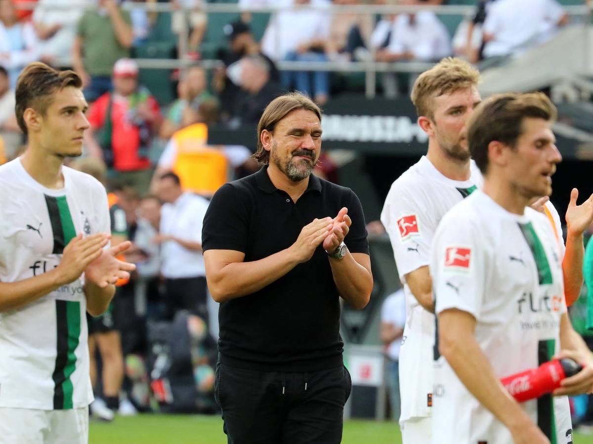 Trainer Daniel Farke von Borussia Mönchengladbach (M.) bedankt sich nach der Niederlage gegen Mainz 05 am 4. September 2022 für die Unterstützung der Fans. Florian Neuhaus, Christoph Kramer und Jonas Hofmann sind ebenfalls zu sehen.