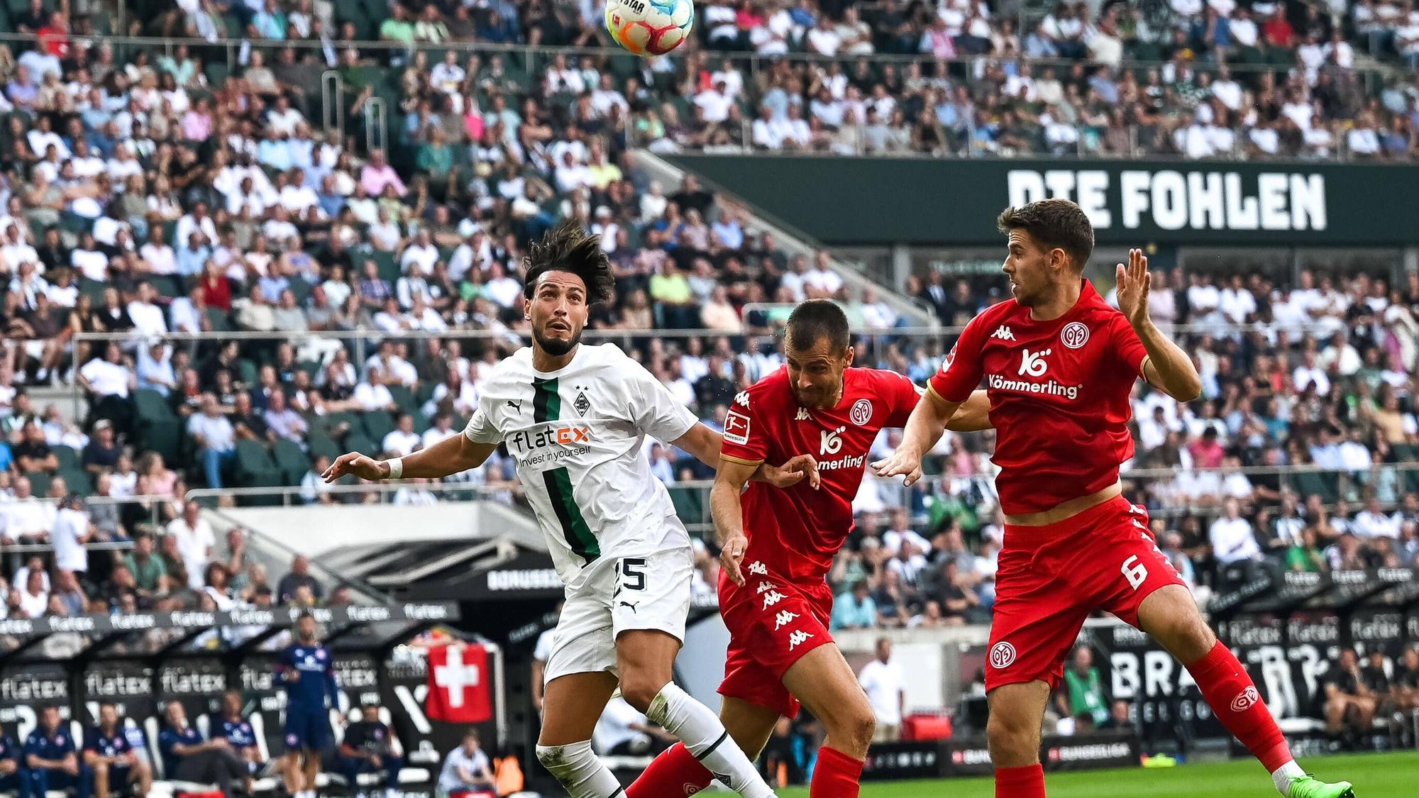 Ramy Bensebaini (l.) von Borussia Mönchengladbach, hier am 4. September 2022 im Kopfball-Duell mit zwei Mainzer-Spielern, wurde von den GladbachLIVE-Leserinnen und Lesern zum Spieler des Spiels gekürt.