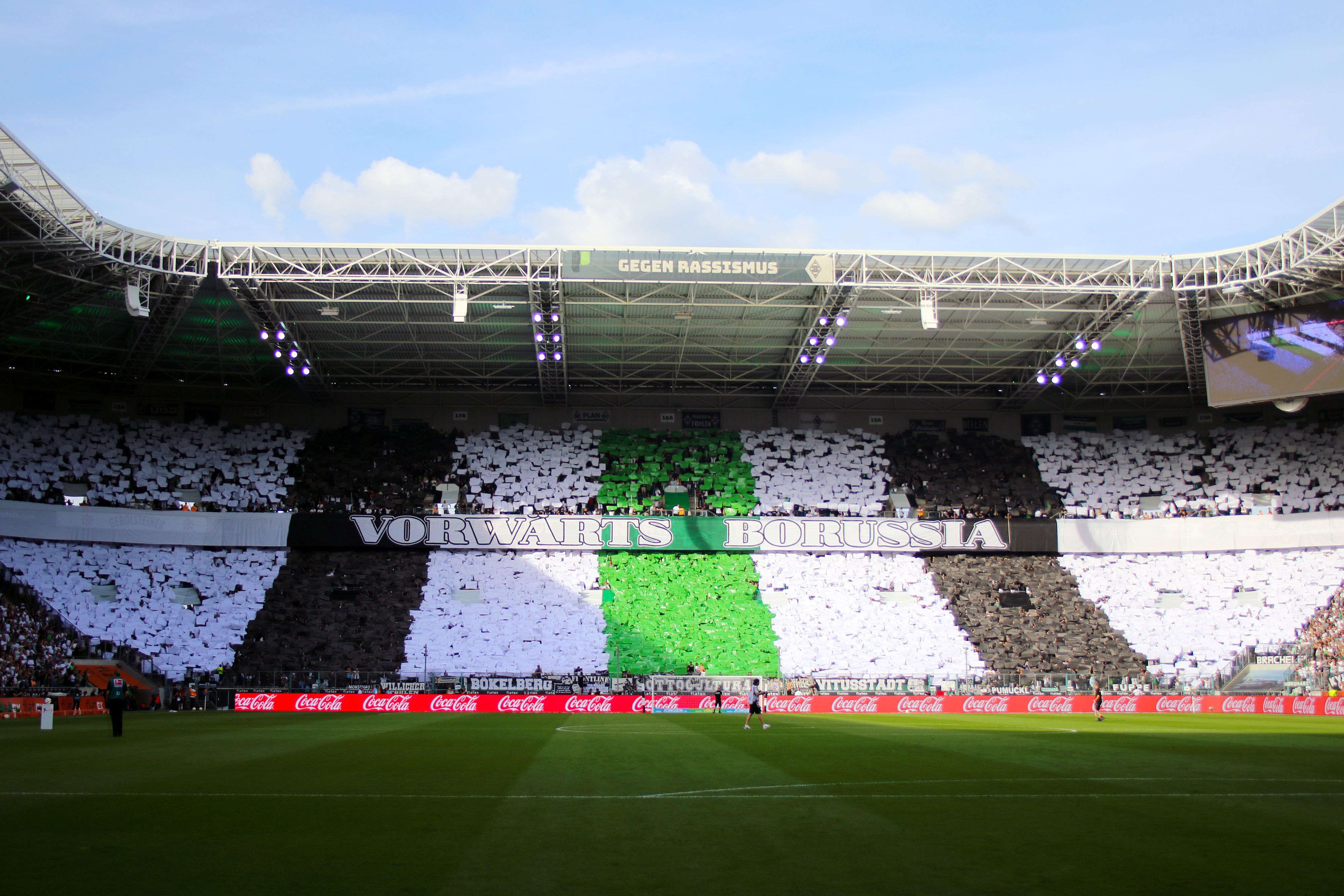 Die Fans von Borussia Mönchengladbach zeigen am 4. September 2022 vor Anpfiff des Spiels gegen Mainz 05 eine Choreografie in der Nordkurve im Borussia-Park. Auf einem Banner steht „Vorwärts Borussia“ geschrieben, die Fans halten schwarze, weiße und grüne Pappen hoch, die in Streifen angeordnet sind.