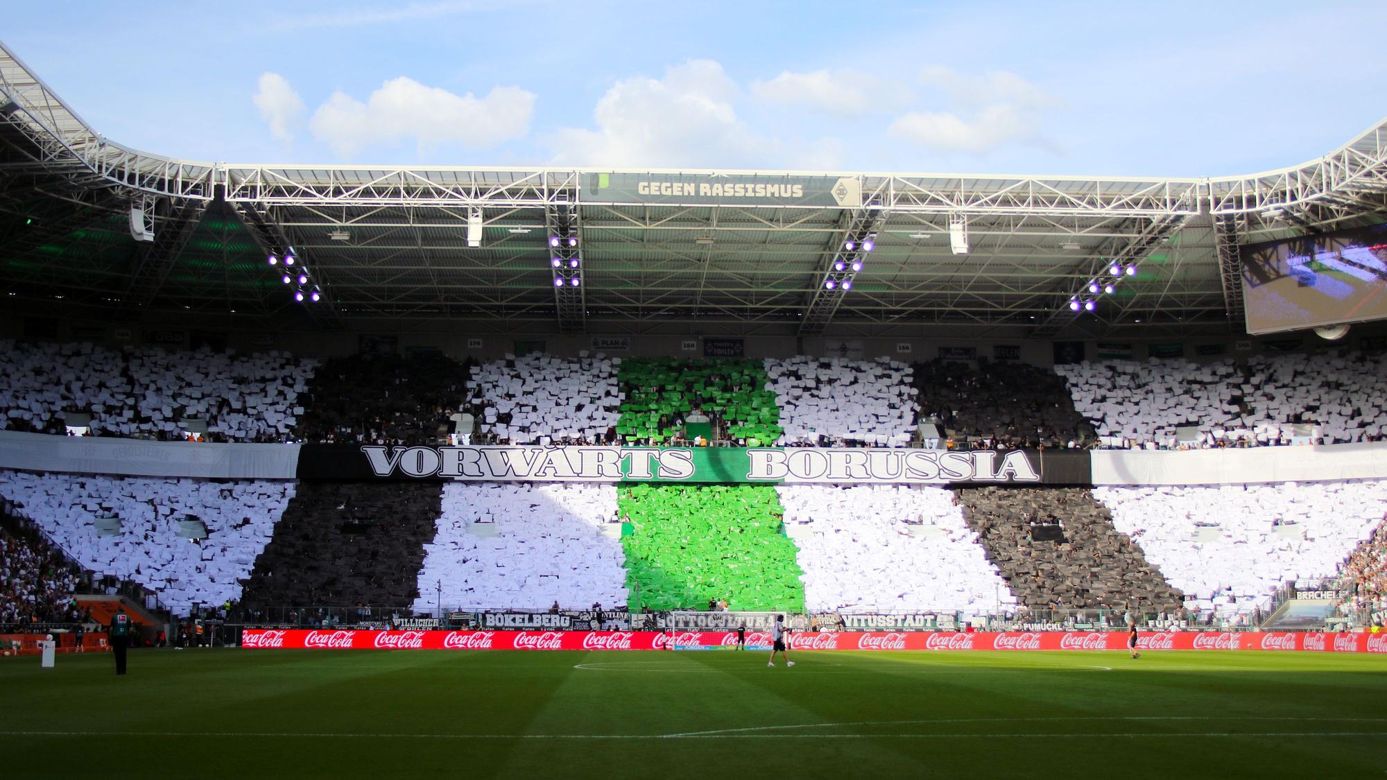 Die Fans von Borussia Mönchengladbach zeigen am 4. September 2022 vor Anpfiff des Spiels gegen Mainz 05 eine Choreografie in der Nordkurve im Borussia-Park. Auf einem Banner steht „Vorwärts Borussia“ geschrieben, die Fans halten schwarze, weiße und grüne Pappen hoch, die in Streifen angeordnet sind.