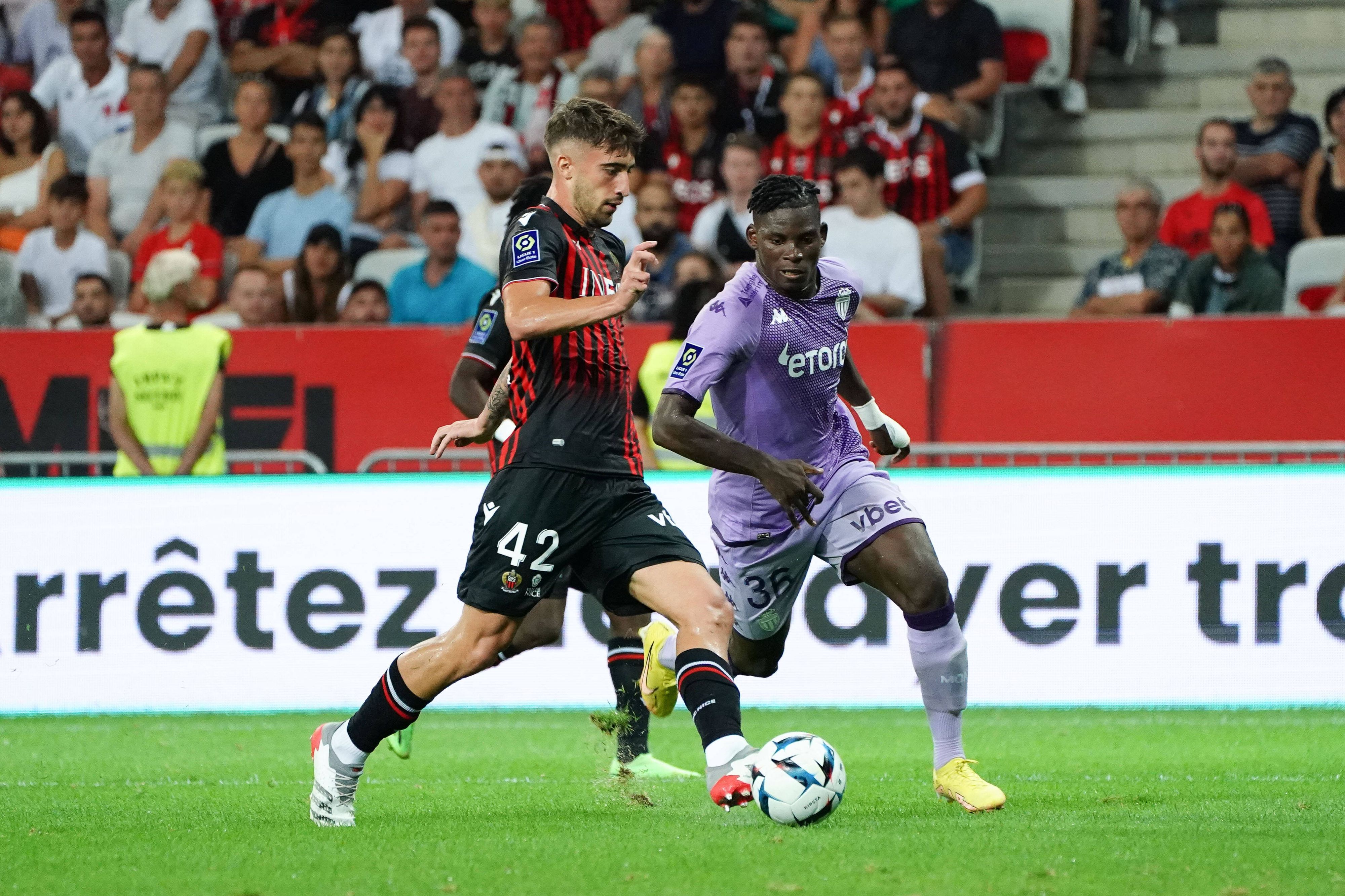 Breel Embolo (l.), Ex-Spieler von Borussia Mönchengladbach, hier im Duell mit Mattia Viti von OGC Nizza (r.), hat die AS Monaco am Sonntag (4. September 2022) zum Sieg geschossen.