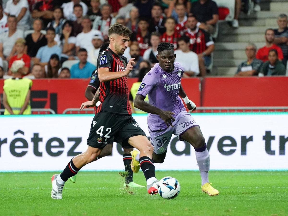 Breel Embolo (l.), Ex-Spieler von Borussia Mönchengladbach, hier im Duell mit Mattia Viti von OGC Nizza (r.), hat die AS Monaco am Sonntag (4. September 2022) zum Sieg geschossen.