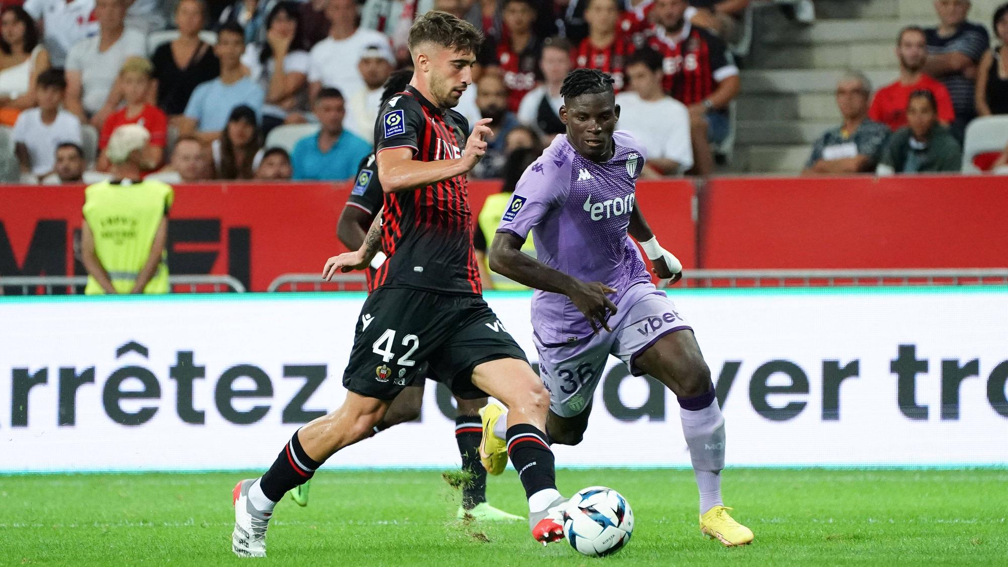 Breel Embolo (l.), Ex-Spieler von Borussia Mönchengladbach, hier im Duell mit Mattia Viti von OGC Nizza (r.), hat die AS Monaco am Sonntag (4. September 2022) zum Sieg geschossen.