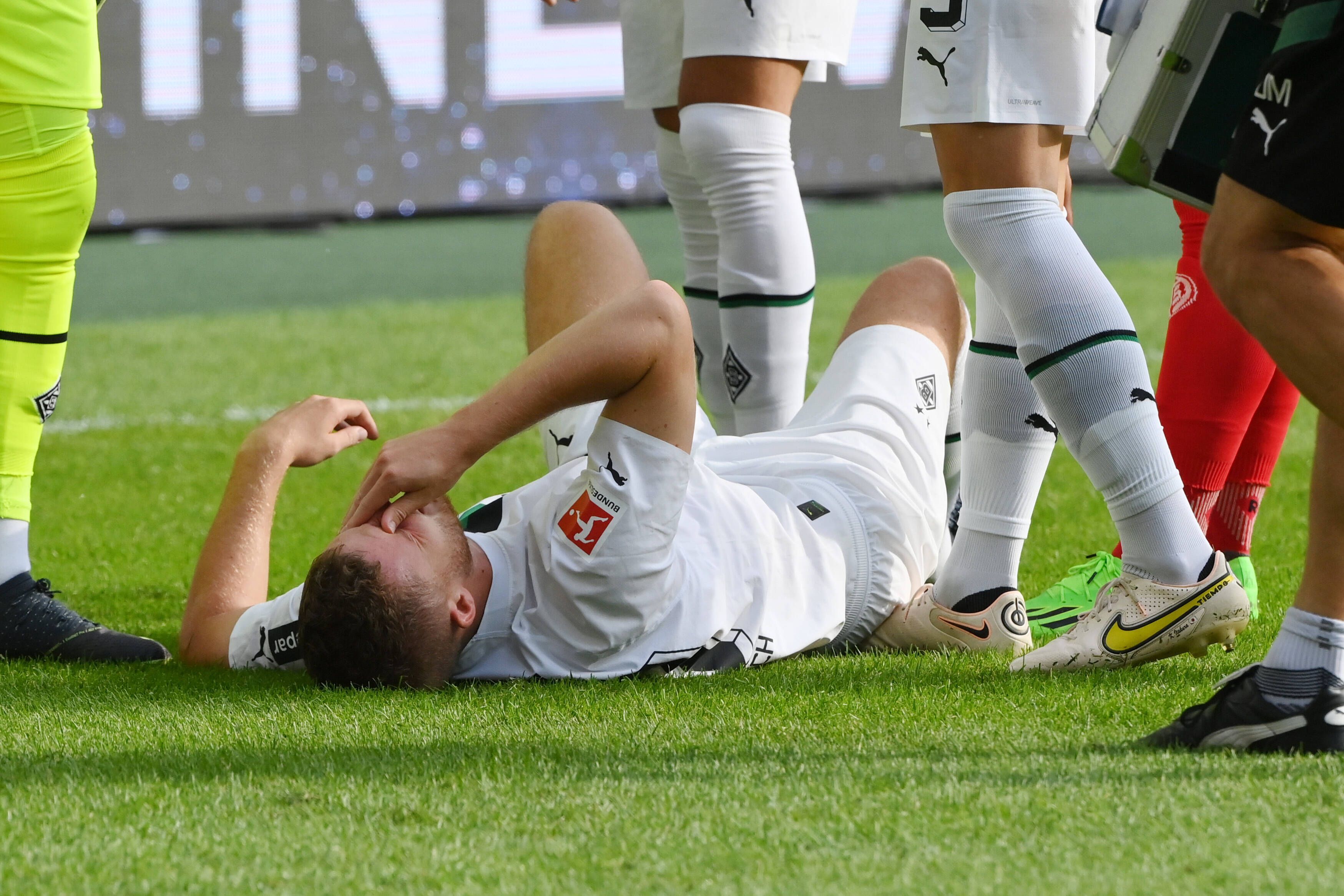 Nico Elvedi von Borussia Mönchengladbach verletzte sich im Bundesliga-Duell gegen Mainz 05 am Sonntag (4. September 2022) genau wie Teamkollege Alassane Plea.