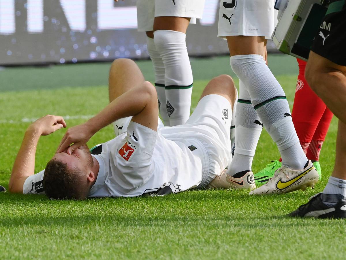 Nico Elvedi von Borussia Mönchengladbach verletzte sich im Bundesliga-Duell gegen Mainz 05 am Sonntag (4. September 2022) genau wie Teamkollege Alassane Plea.