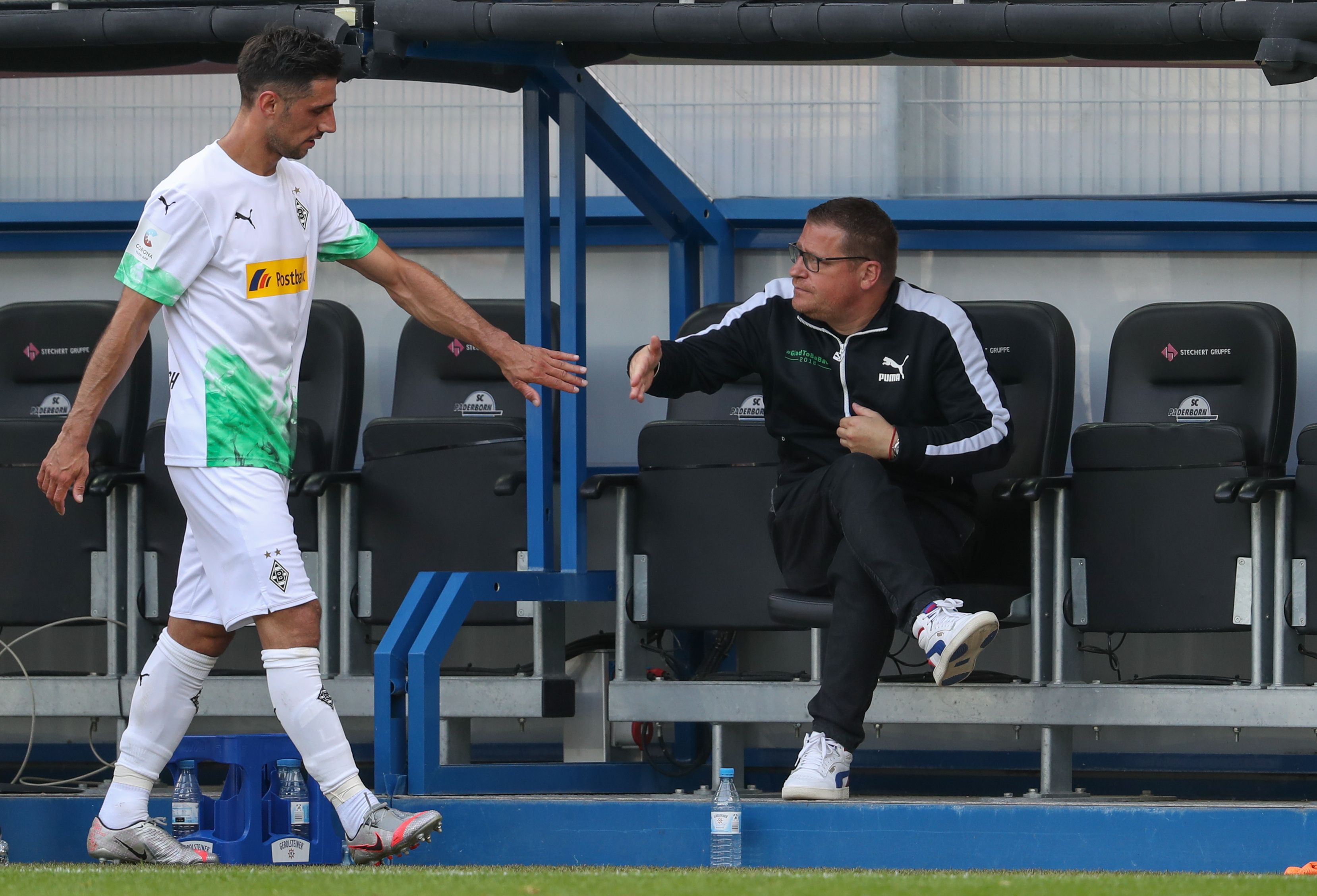 Fohlen-Kapitän Lars Stindl (l.) und Max Eberl (r.), Ex-Manager von Borussia Mönchengladbach, hier am 20. Juni 2020 bei einem Spiel in Paderborn beim Abklatschen.