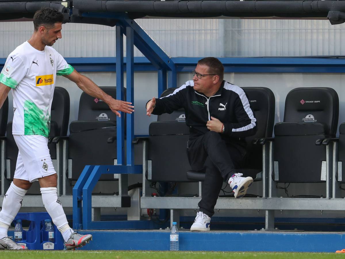 Fohlen-Kapitän Lars Stindl (l.) und Max Eberl (r.), Ex-Manager von Borussia Mönchengladbach, hier am 20. Juni 2020 bei einem Spiel in Paderborn beim Abklatschen.