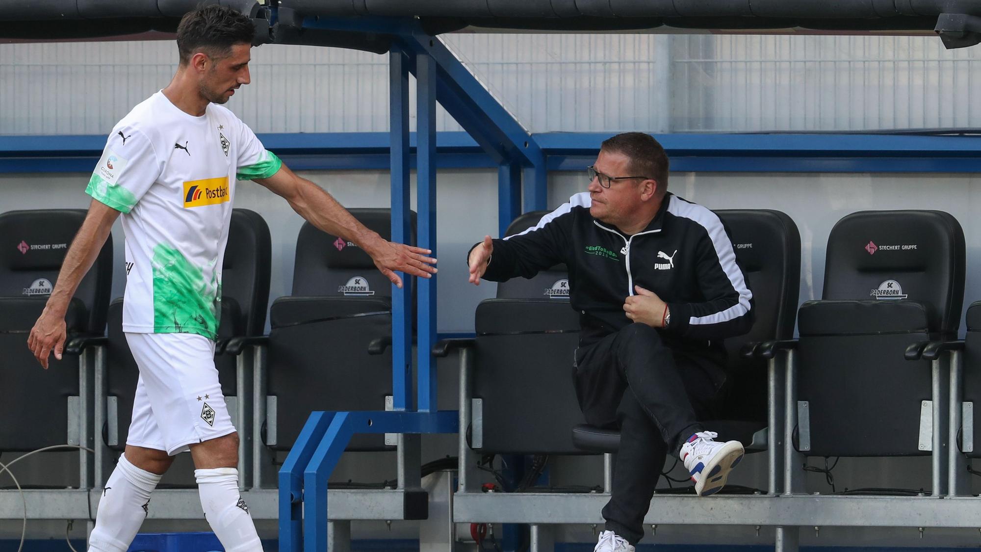Fohlen-Kapitän Lars Stindl (l.) und Max Eberl (r.), Ex-Manager von Borussia Mönchengladbach, hier am 20. Juni 2020 bei einem Spiel in Paderborn beim Abklatschen.