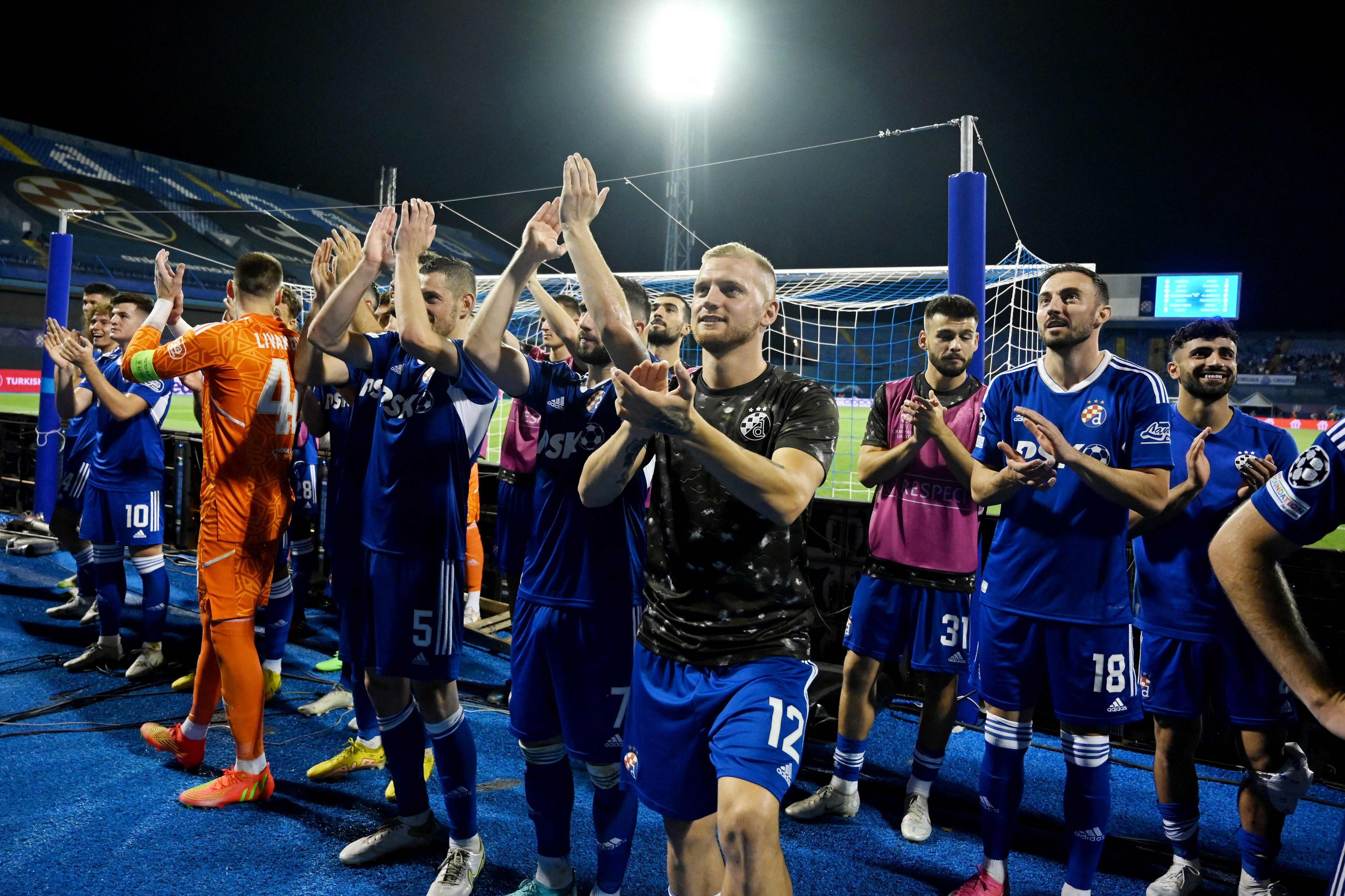 Die Spieler von Dinamo Zagreb feiern mit ihren Fans den Sieg in der Champions League gegen den FC Chelsea
