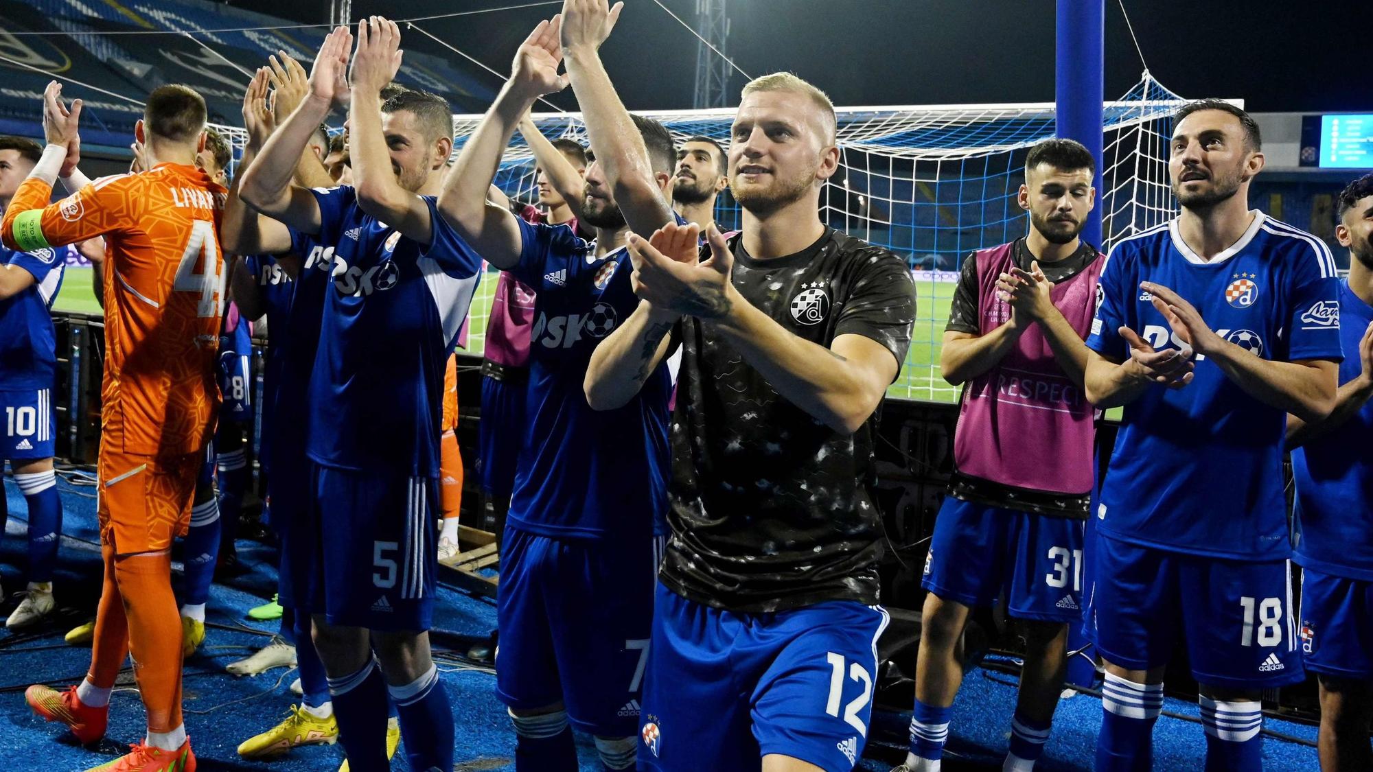 Die Spieler von Dinamo Zagreb feiern mit ihren Fans den Sieg in der Champions League gegen den FC Chelsea