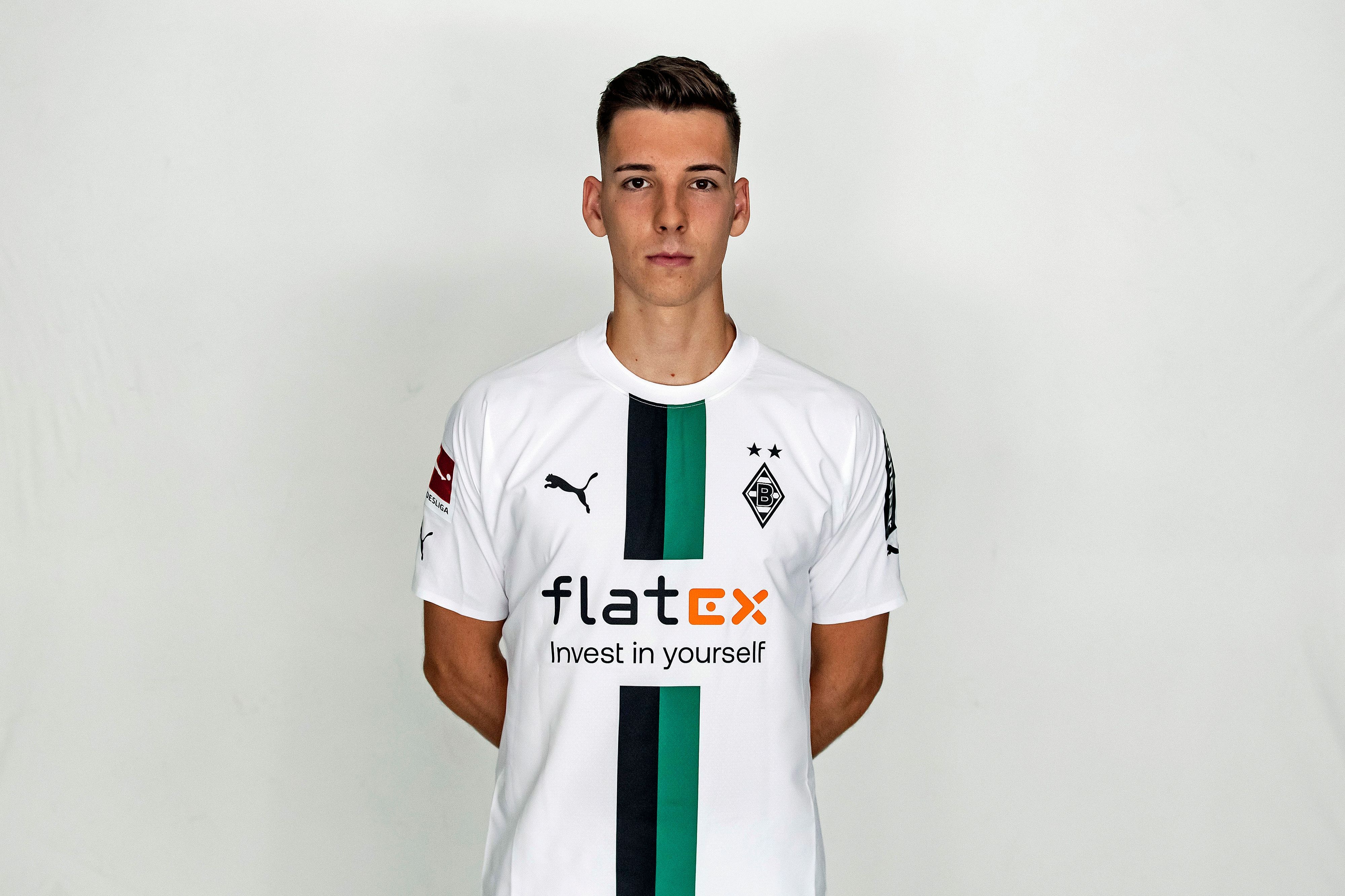 Conor Noß, Stürmer von Fußball-Bundesligist Borussia Mönchengladbach in der Saison 2022/2023. Er hat die Arme hinter seinem Rücken verschränkt.