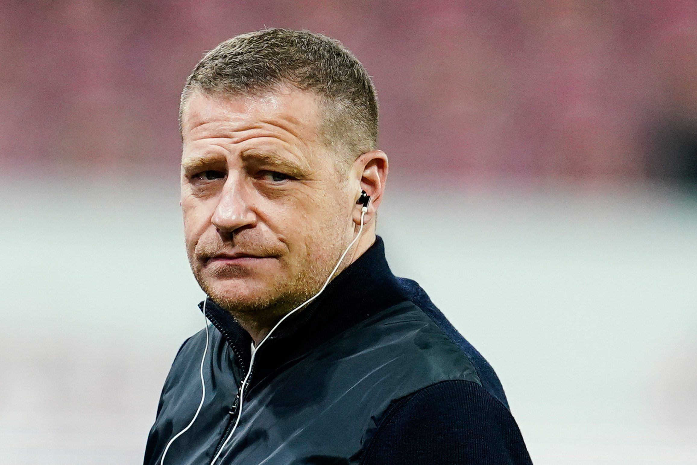 Max Eberl, Ex-Manager von Borussia Mönchengladbach, soll bald sein neues Amt bei RB Leipzig antreten. Zuvor müssen die Sachsen sich aber mit den Fohlen auf eine Ablösesumme einigen. Das Foto zeigt Eberl am 5. November 2021 beim Auswärtsspiel zwischen Gladbach und Mainz i der Mewa Arena.