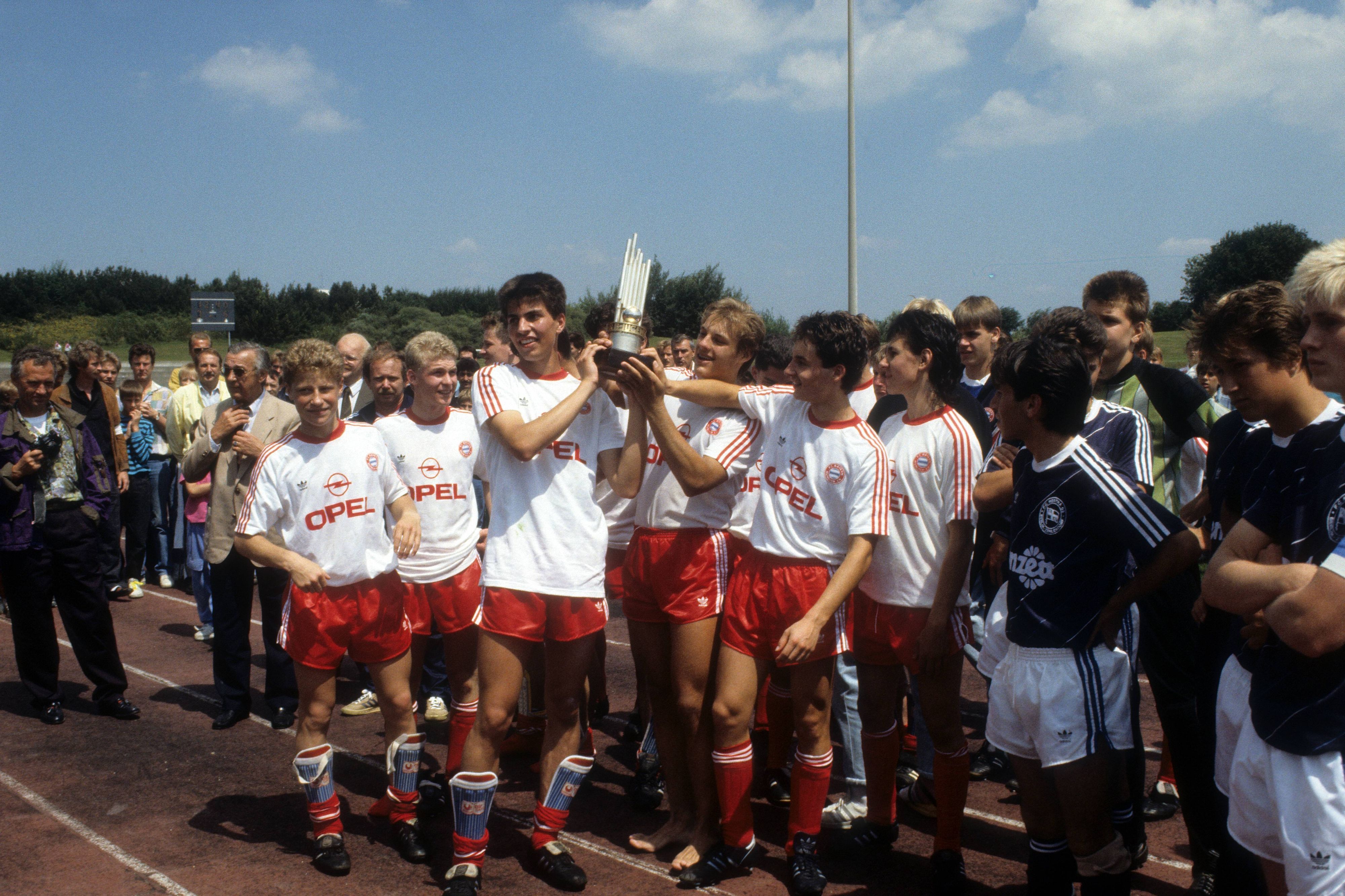 Kennen sich seit frühester Jugend: Markus Babbel (3. v.li.) und Max Eberl (li.). Das Foto zeigt beide mit ihren Teamkollegen bei der Siegerehrung der deutschen B-Jugend-Meisterschaft 1988/1989 mit dem FC Bayern München.