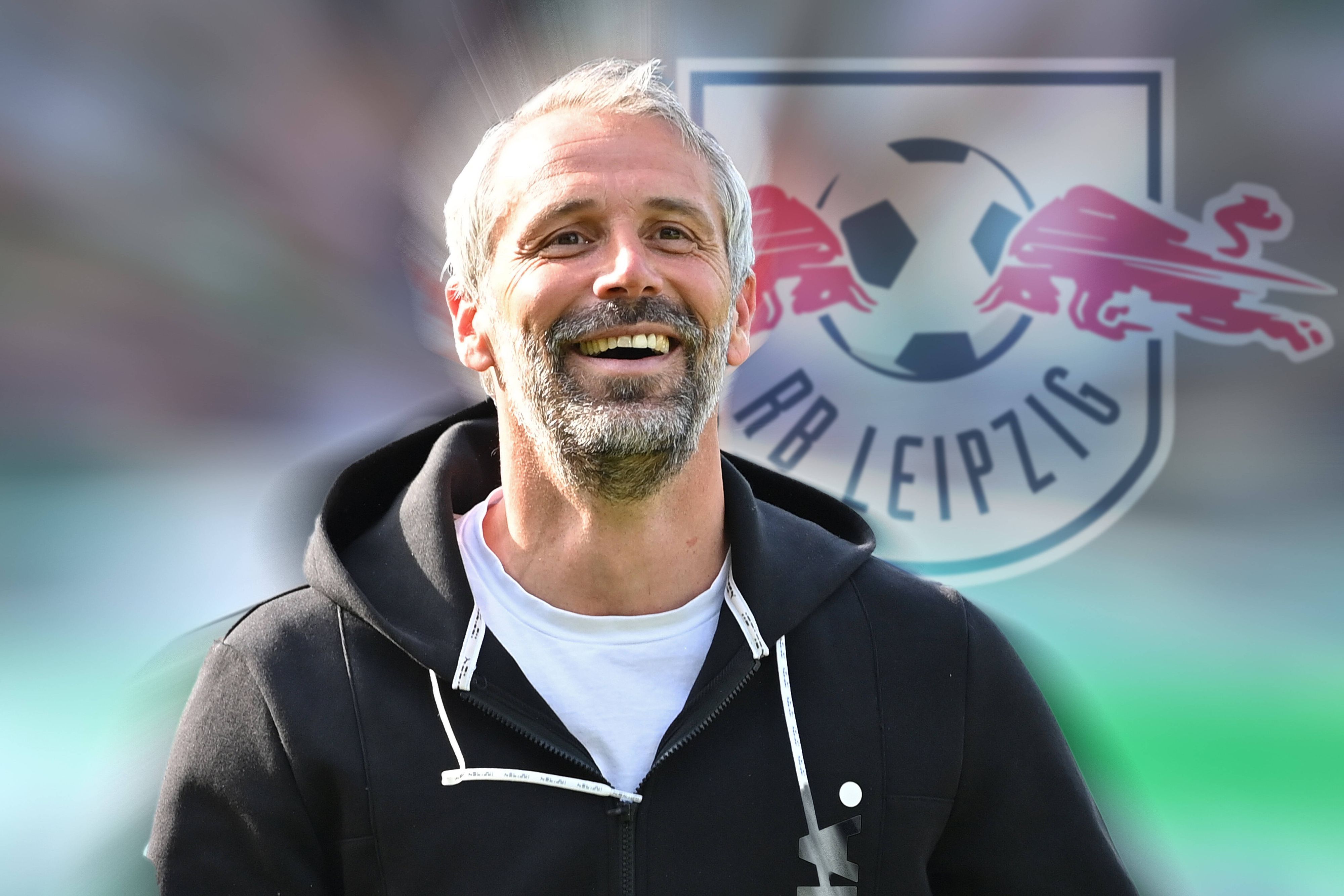 Marco Rose, hier zu sehen am 7. Mai 2022, ist neuer Trainer von RB Leipzig. Der Klub hat bemühte sich schon zu Roses Zeit bei Borussia Mönchengladbach um den Coach. In der Fotomontage ist hinter Rose das Logo von RB Leipzig zu sehen.