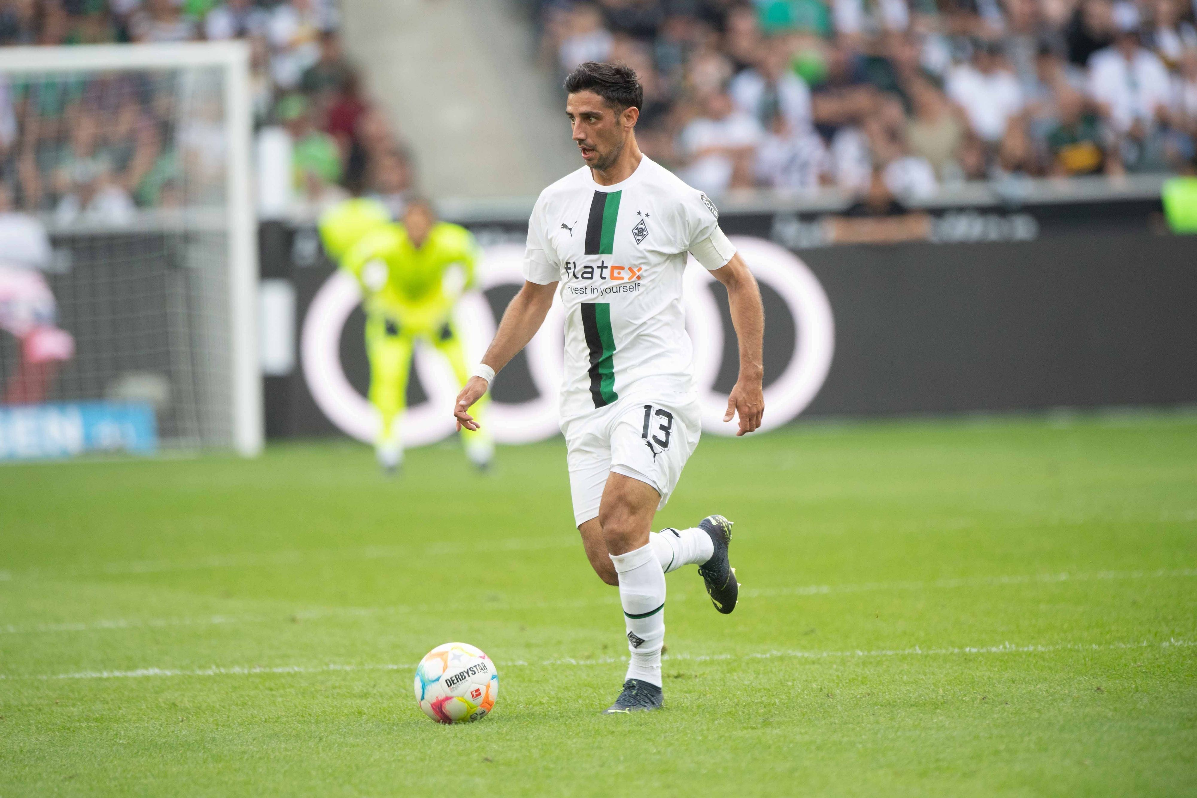 Lars Stindl, Kapitän von Borussia Mönchengladbach, führt den Ball am Fuß.
