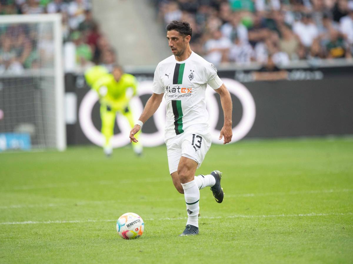 Lars Stindl, Kapitän von Borussia Mönchengladbach, führt den Ball am Fuß.